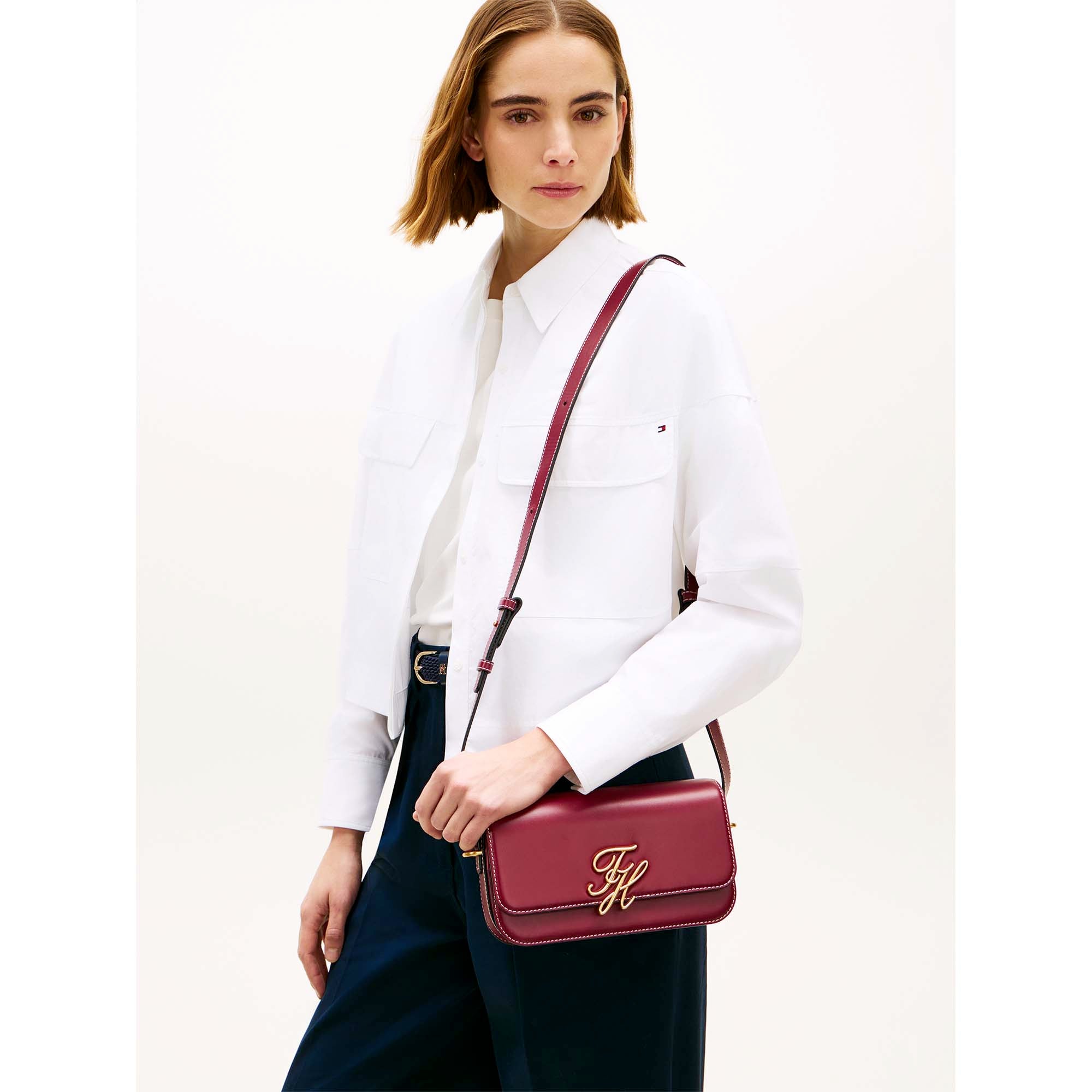 TH_SCRIPT_FLAP_CROSSOVER_AW0AW18399_GNE_Image_5