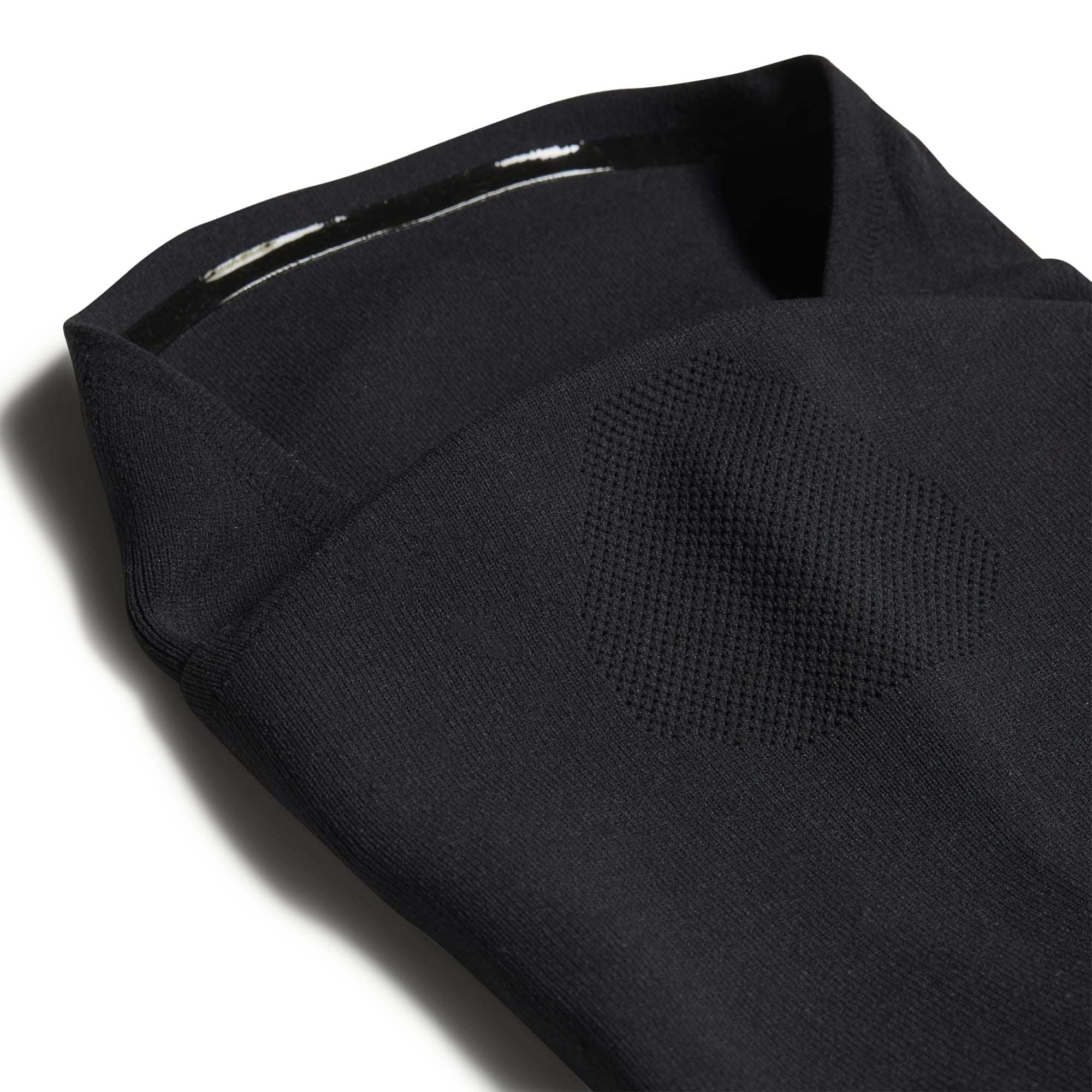 TIRO_C_NECKWRM_HS9759_BLACKWH_Image_4