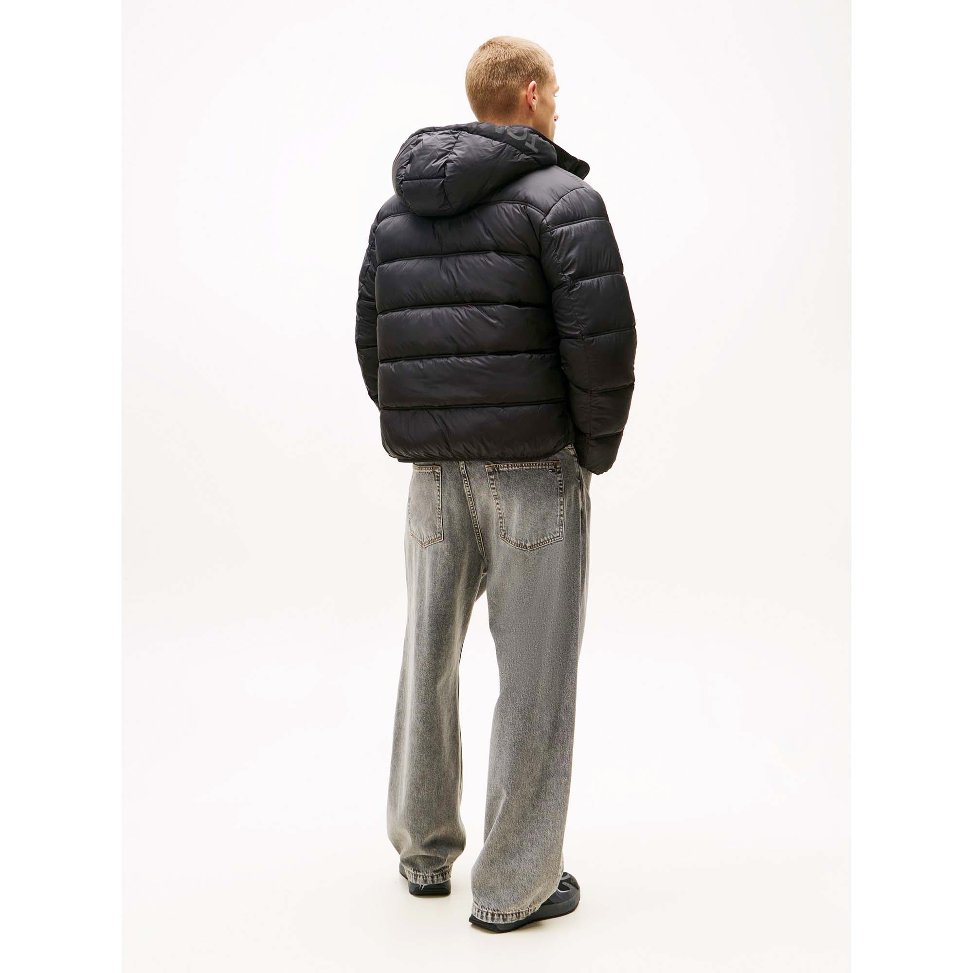 TJM_HOODED_LOGO_PUFFER_EXT_DM0DM22044_BDS_Image_3