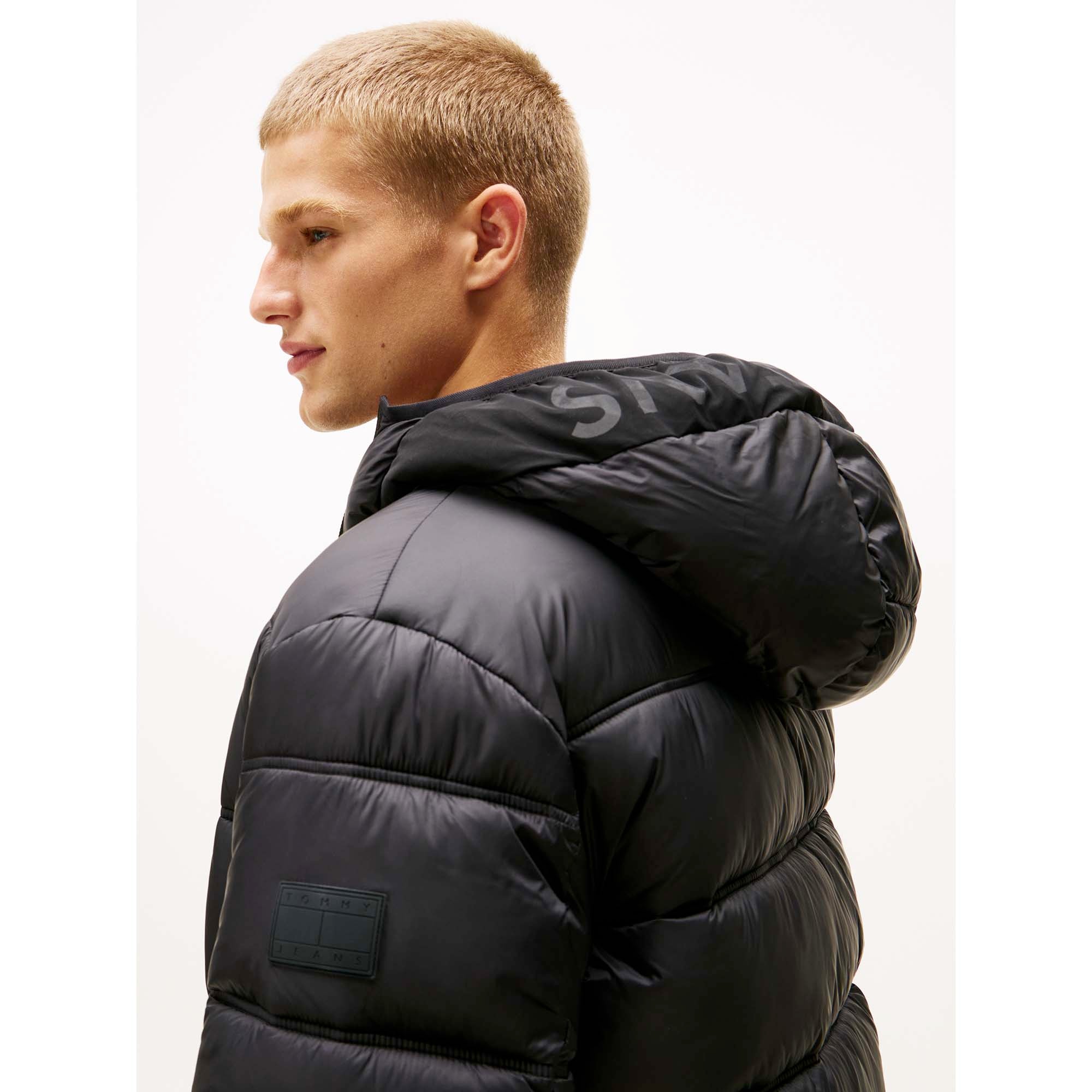 TJM_HOODED_LOGO_PUFFER_EXT_DM0DM22044_BDS_Image_4