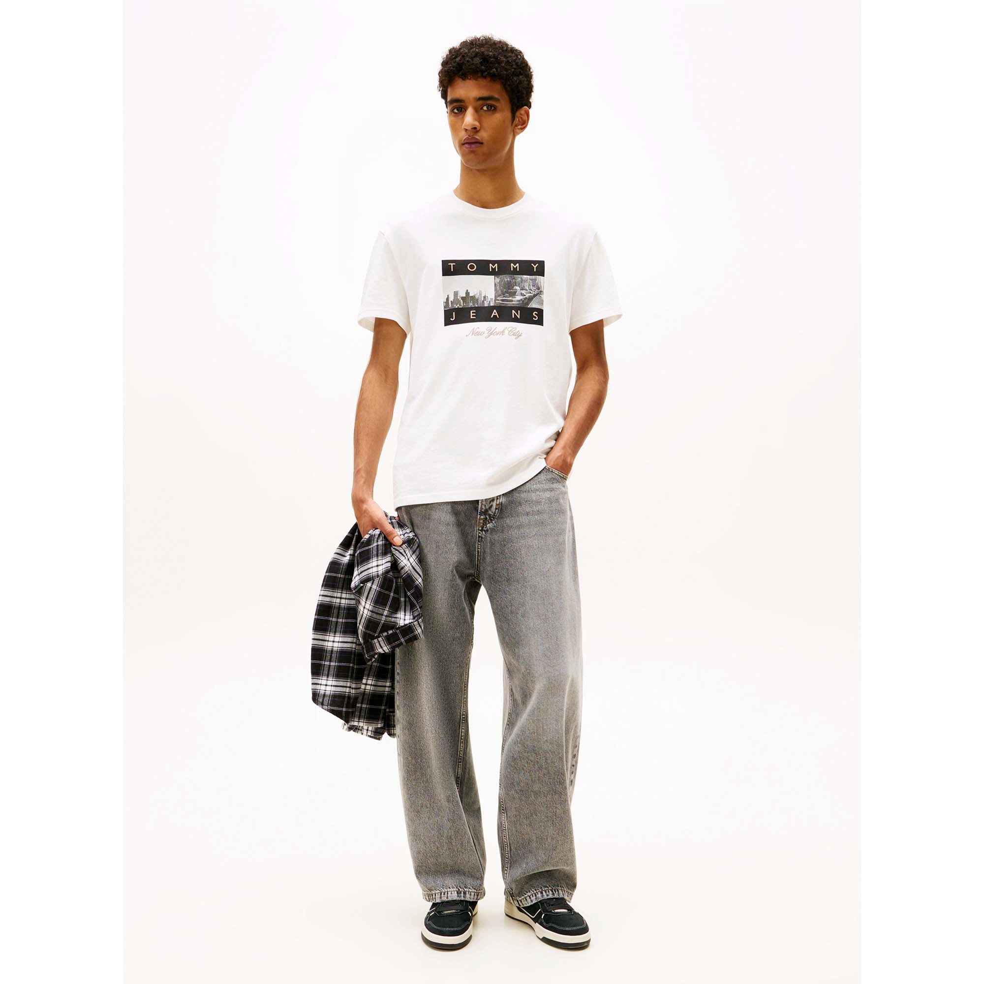 TJM_REG_PHOTO_FLAG_S_DM0DM22464_YBL_Image_5