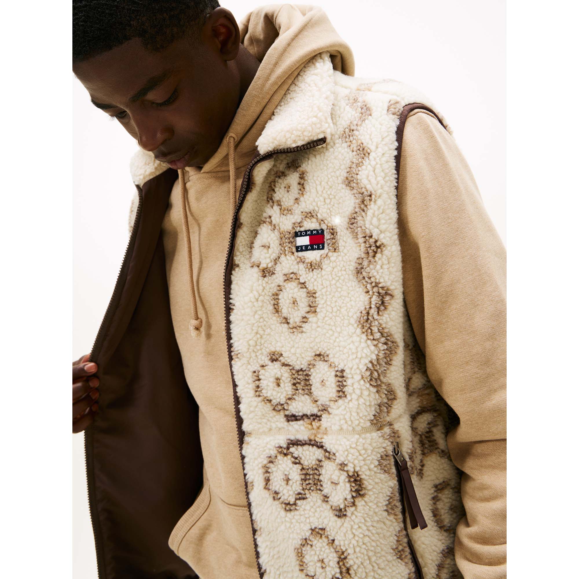 TJM_TEDDY_AOP_VEST_DM0DM22300_GW1_Image_4