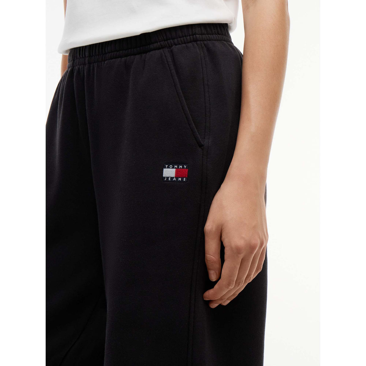 TJW_BADGE_SWEATPANTS_DW0DW23536_BDS_Image_4