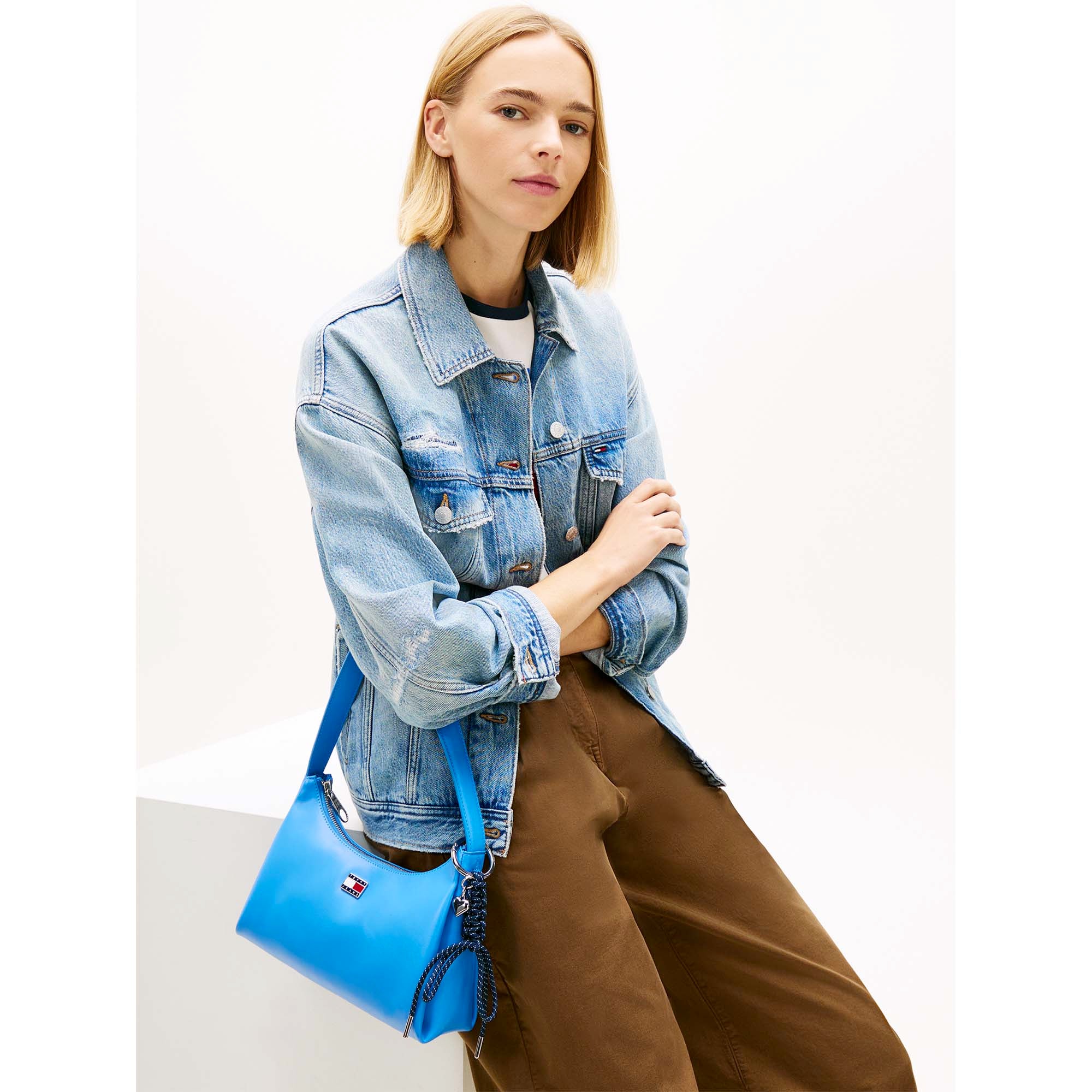 TJW_CITY_CHARM_SHOULDER_BAG_AW0AW18458_C4F_Image_5