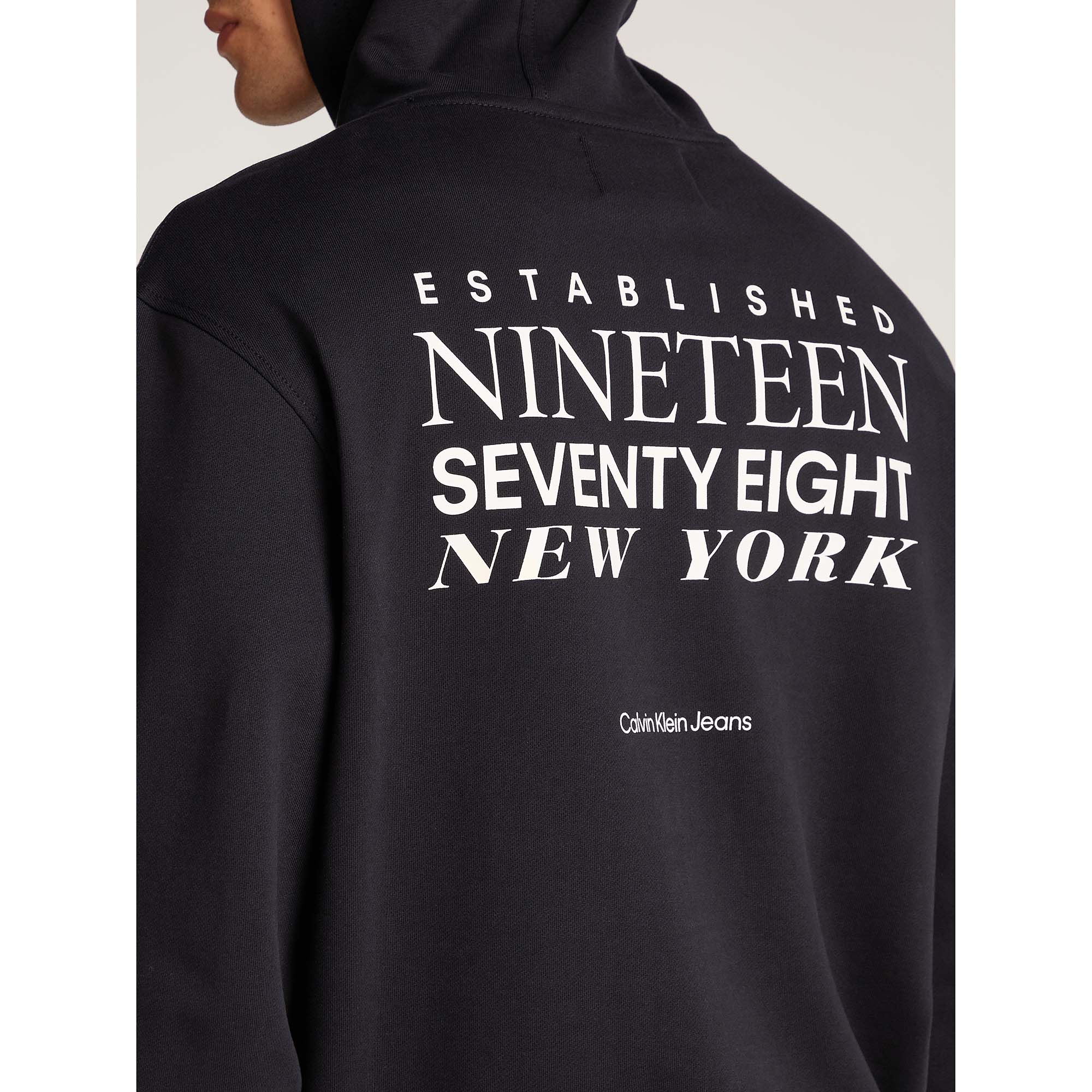 TYPEFACE_GRAPHIC_HOO_J30J327403_BEH_Image_5