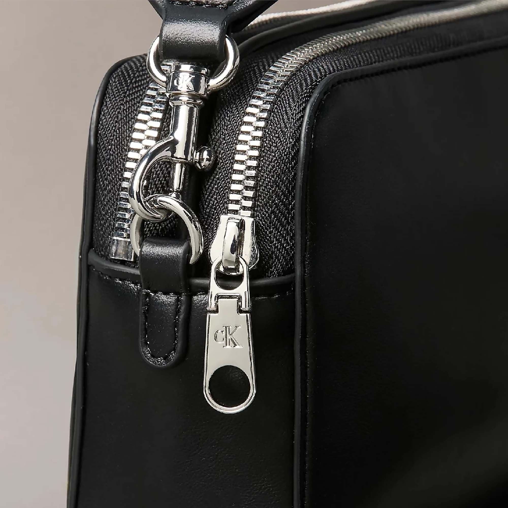 WEBBING_DOUBLE_STRAP_CAMERA_BAG_LV04F3165G_YIP_Image_2