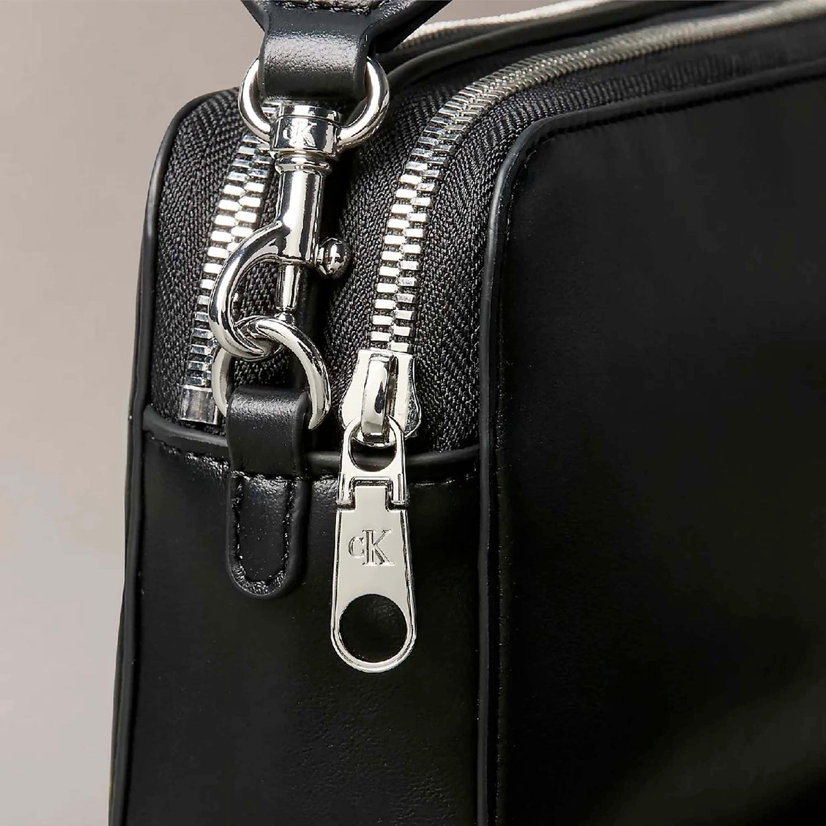 WEBBING_DOUBLE_STRAP_CAMERA_BAG_LV04F3165G_YIP_Image_2