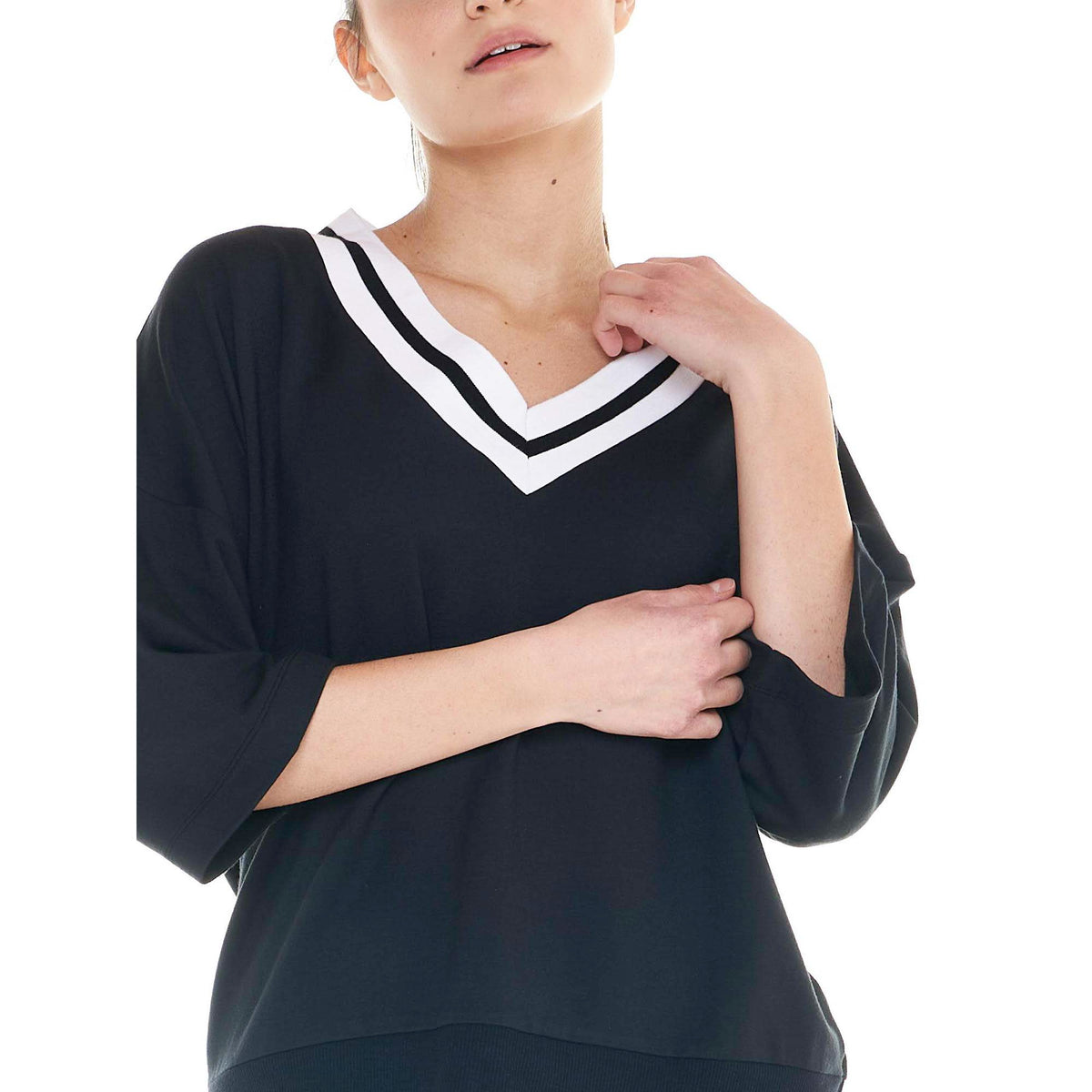 WOMAN_V_COLLAR_BLACK_BORING_W4773S6M01_09_Image_5