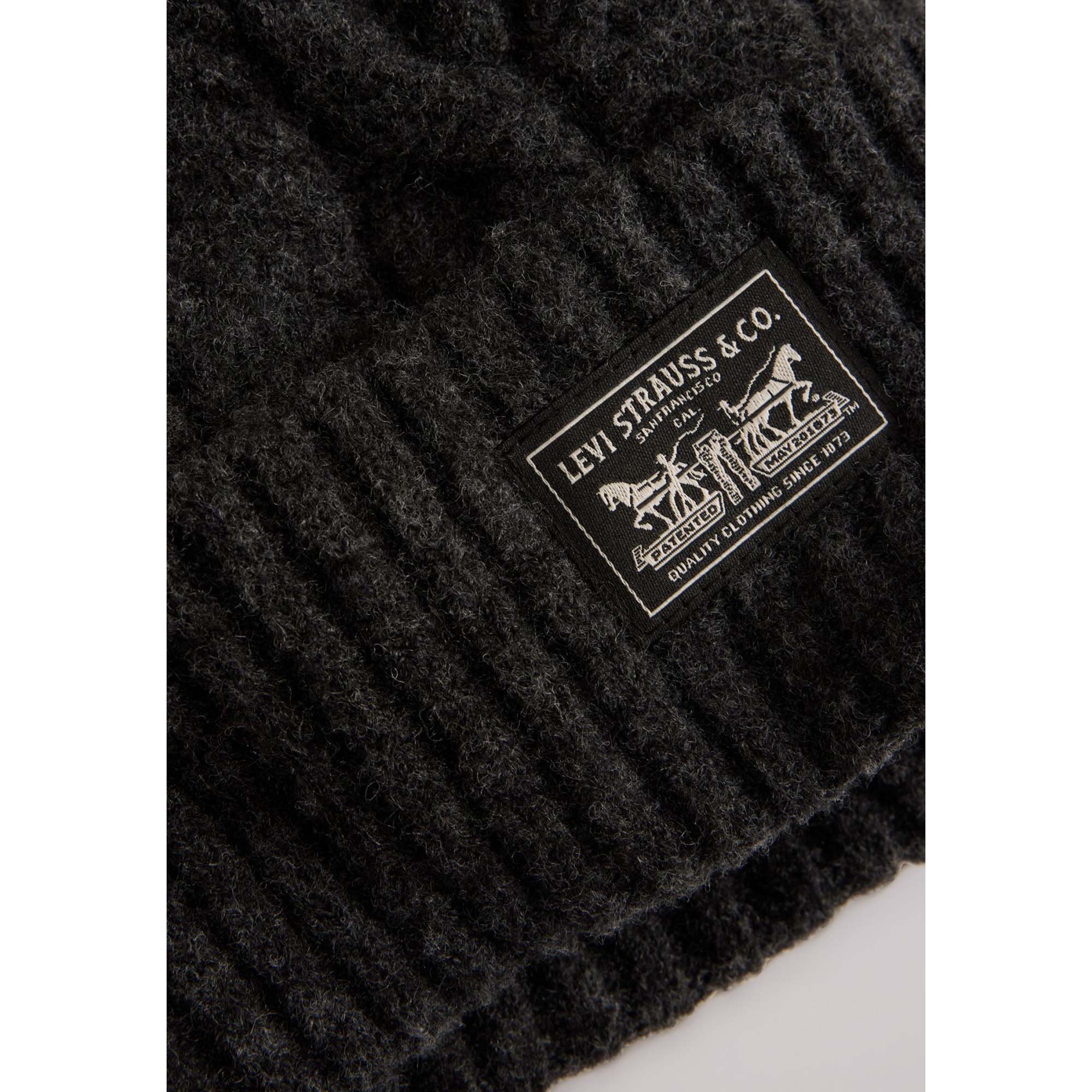 WOMENS_BACKPATCH_BEANIE_-_HOLIDAY_CABLE_004D4_0000_Image_4