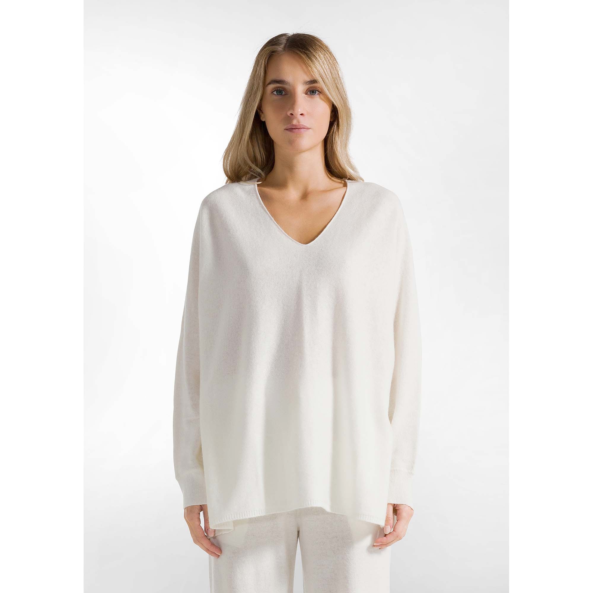 WOOLY_BLEND_V-NECK_SWEATER_D12182_18001_Image_2