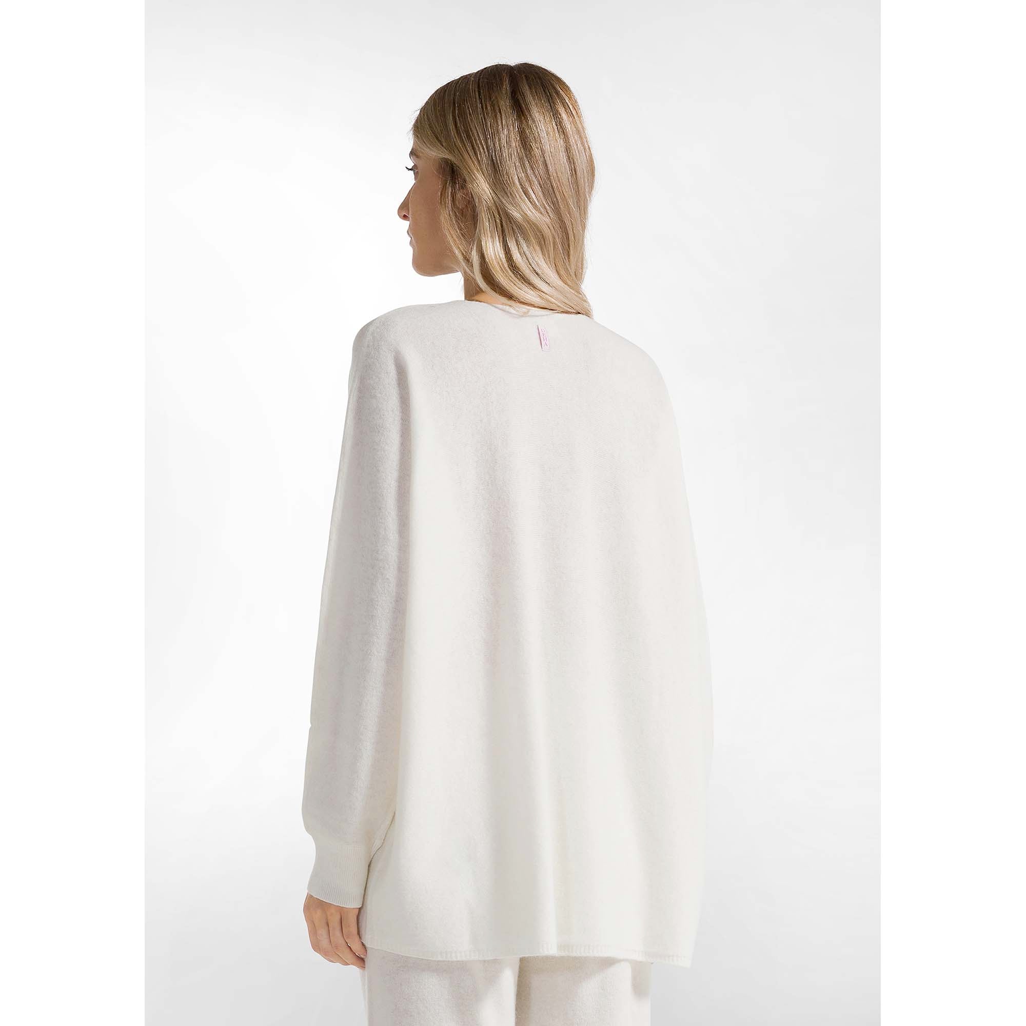 WOOLY_BLEND_V-NECK_SWEATER_D12182_18001_Image_3