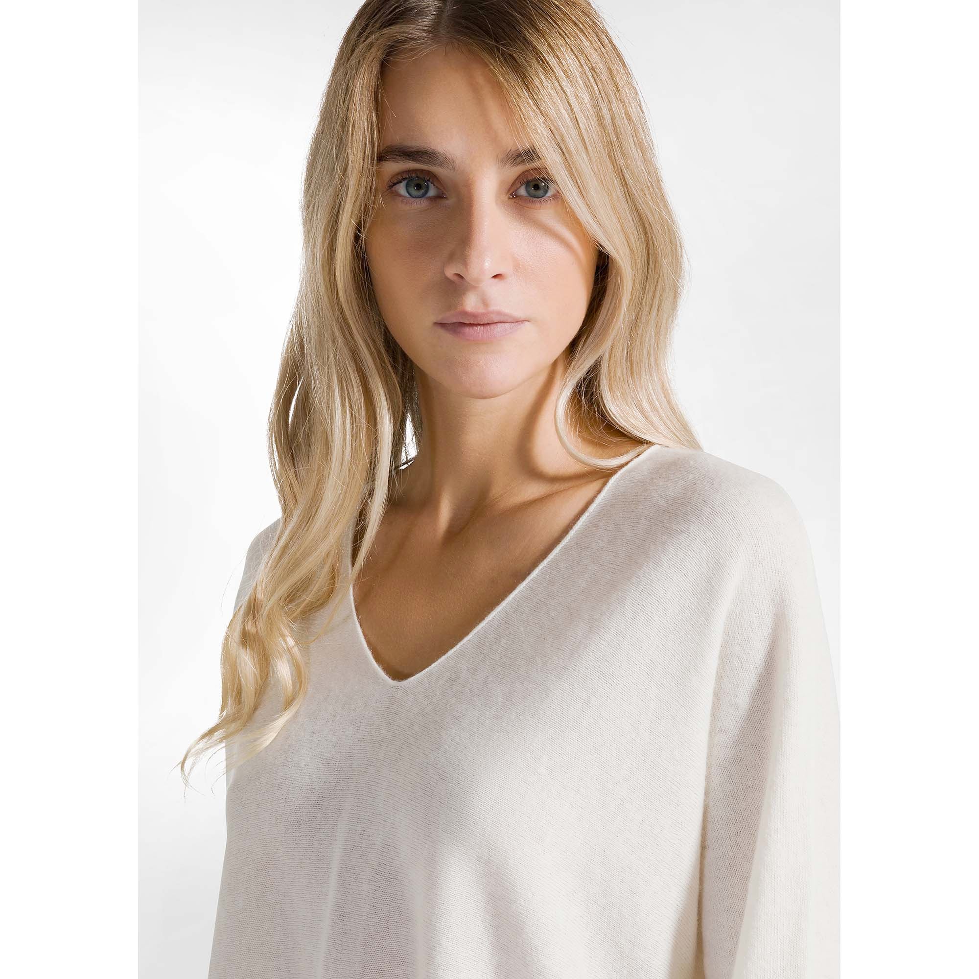 WOOLY_BLEND_V-NECK_SWEATER_D12182_18001_Image_4