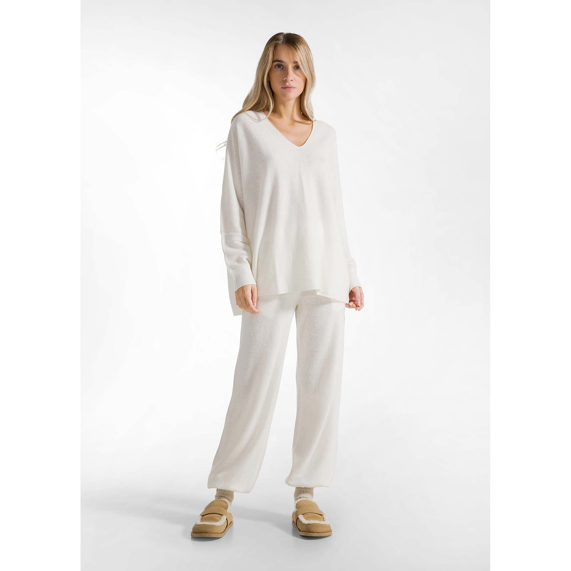 WOOLY_BLEND_V-NECK_SWEATER_D12182_18001_Image_5