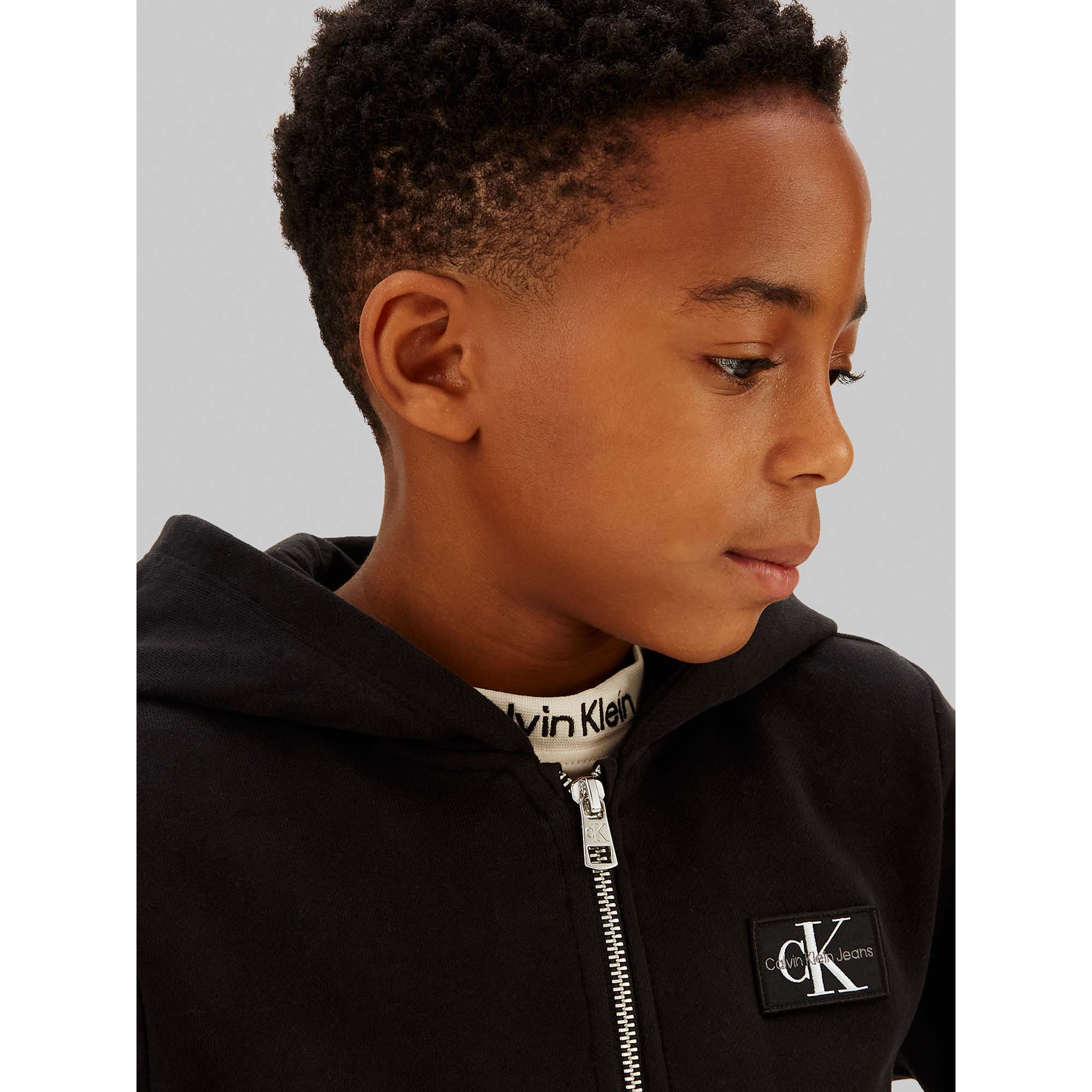 BADGE_ZIP-THROUGH_CKIB0IB02213T_BEH_Image_4