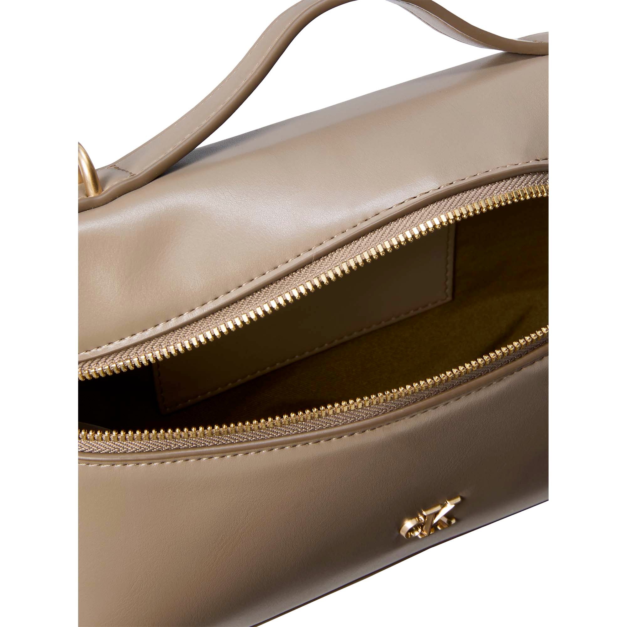 CK_BEAUTY_CASE_ON_CHAIN_LV04F1134G_VFU_Image_3