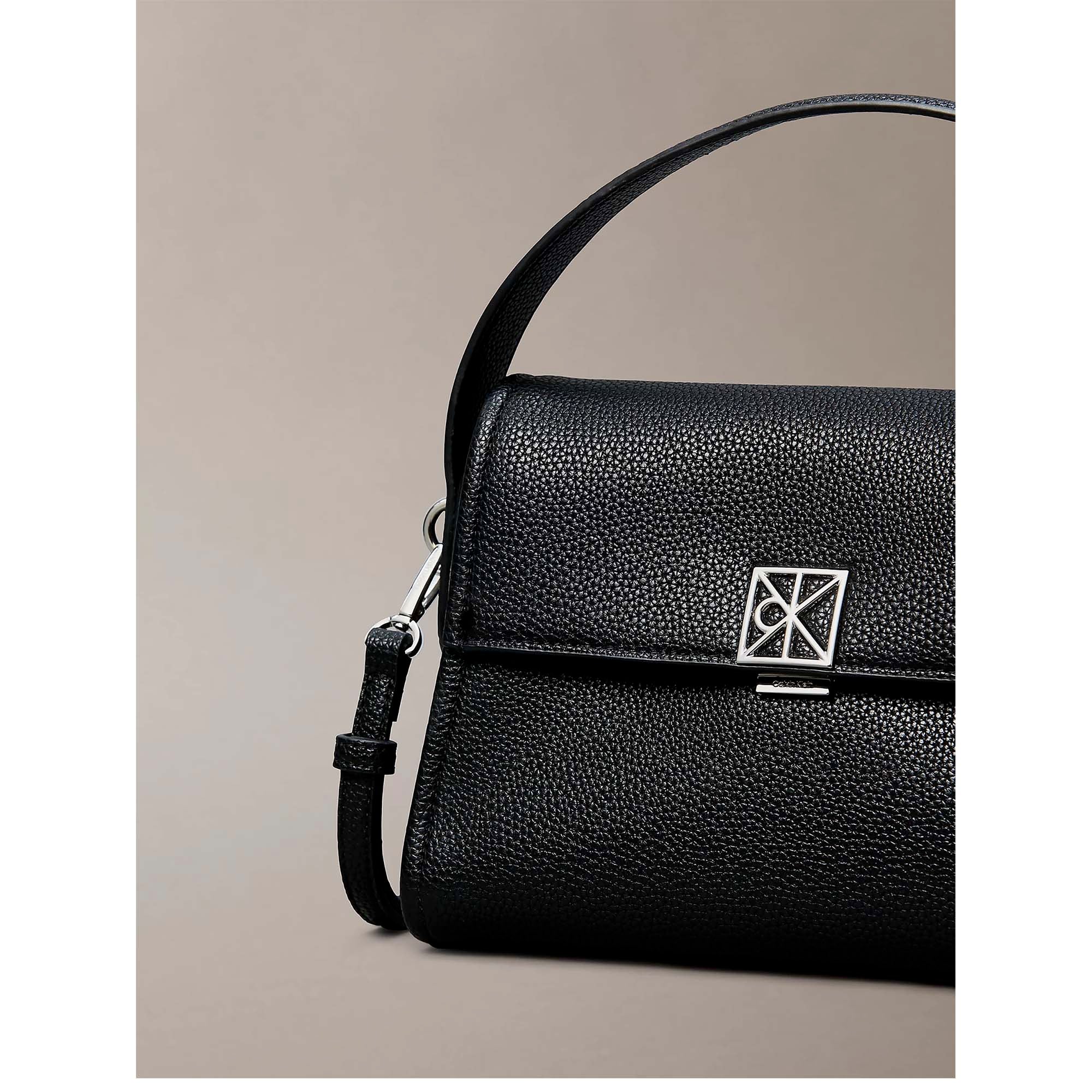 EMBLEM_HW_PEBBLE_SHOULDER_BAG_25_LV04F3425G_UB1_Image_4