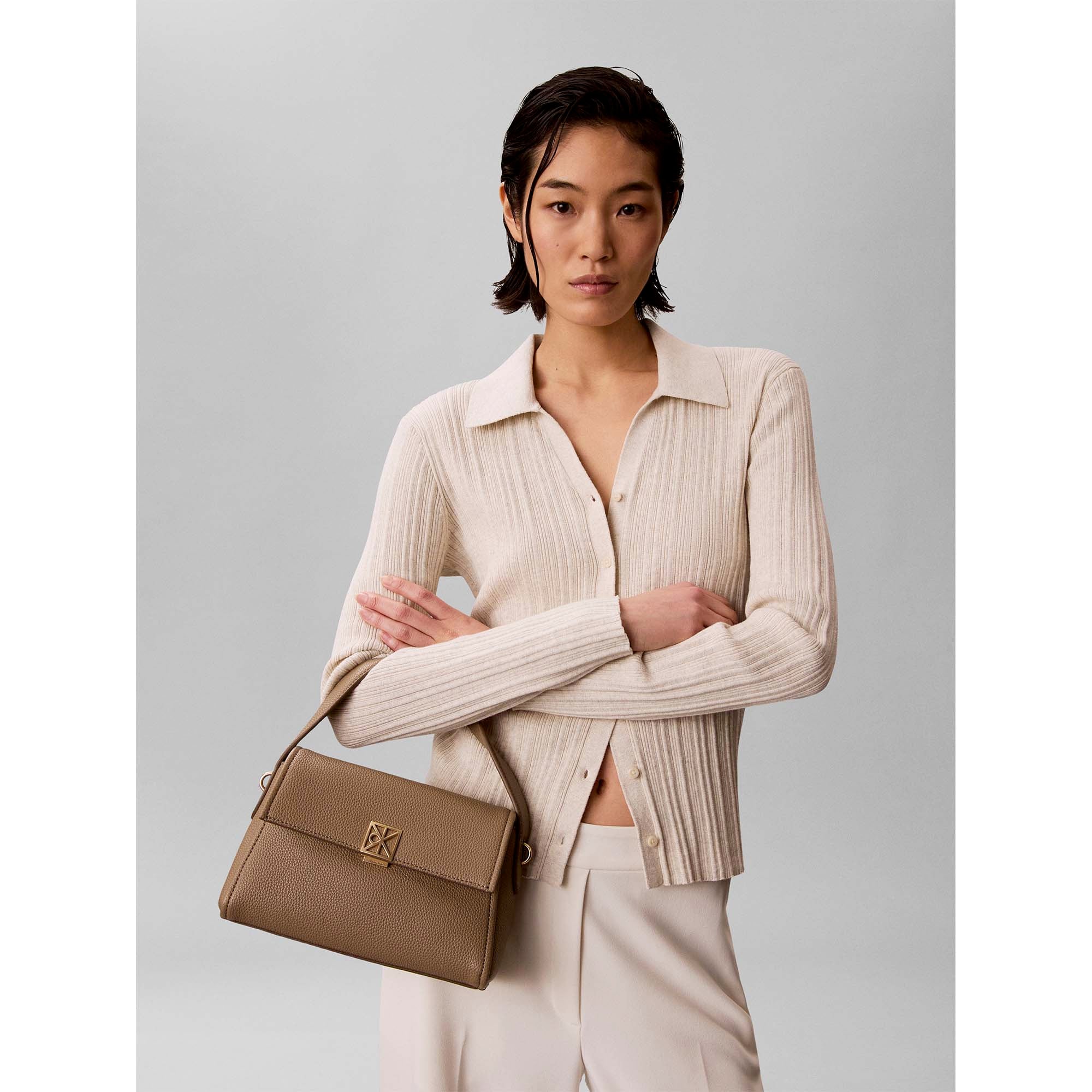 EMBLEM_HW_PEBBLE_SHOULDER_BAG_25_LV04F3425G_VFU_Image_4