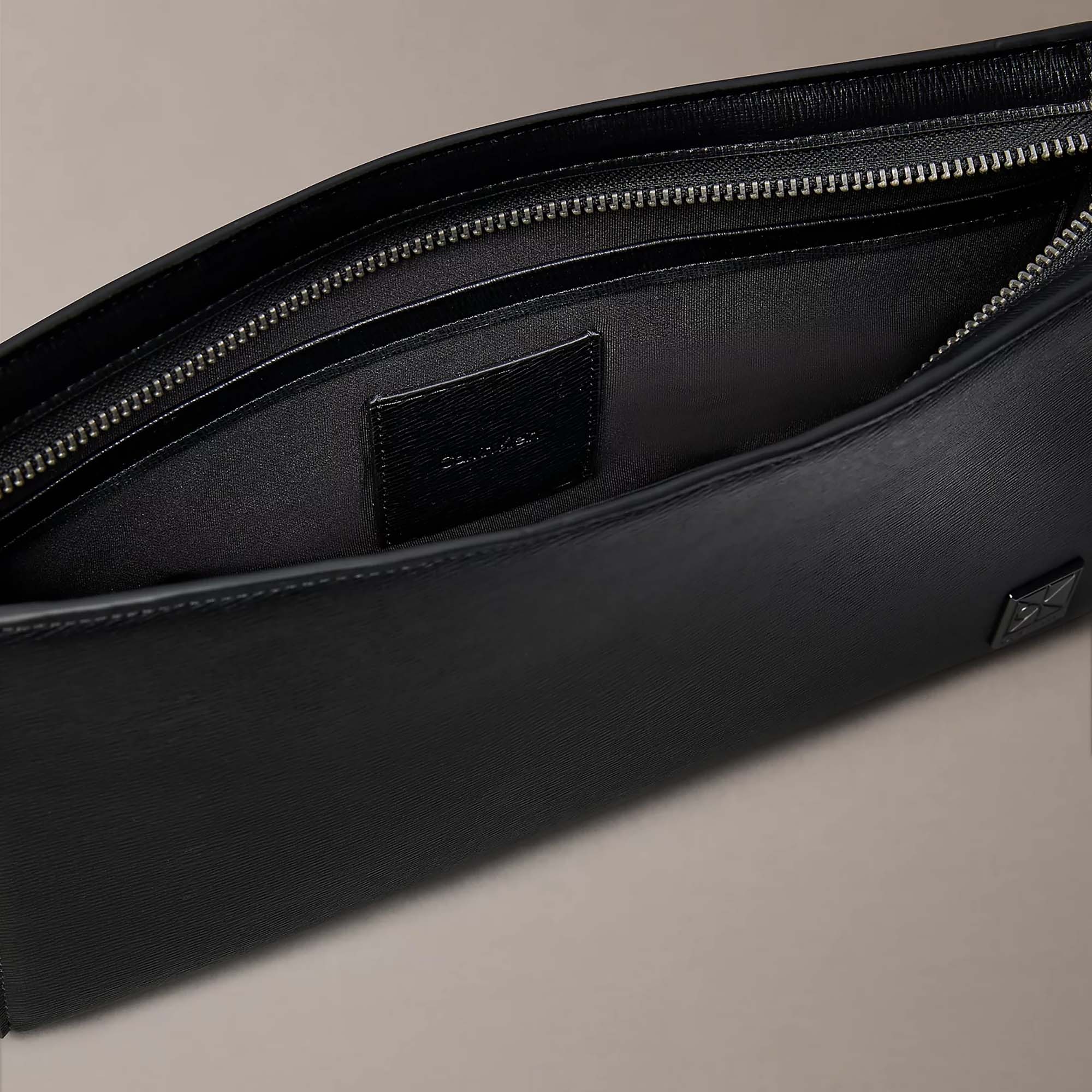 EMBLEM_HW_POUCH_WITH_HANDLE_LV04D1170G_UB1_Image_3