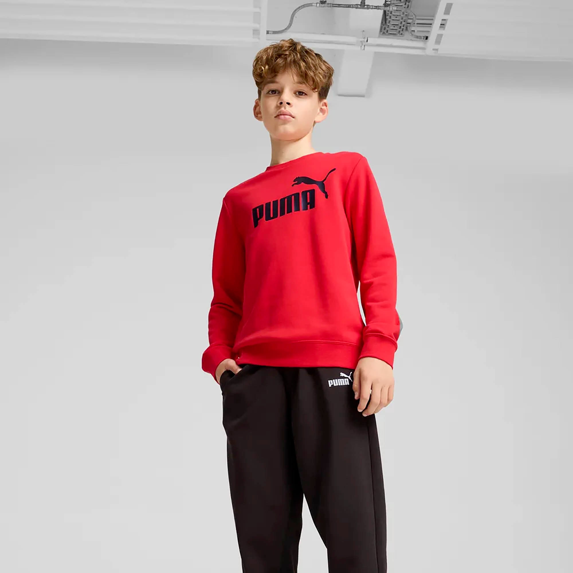 ESS_LOGO_CREW_SWEAT_SUIT_TR_686296_11_Image_4