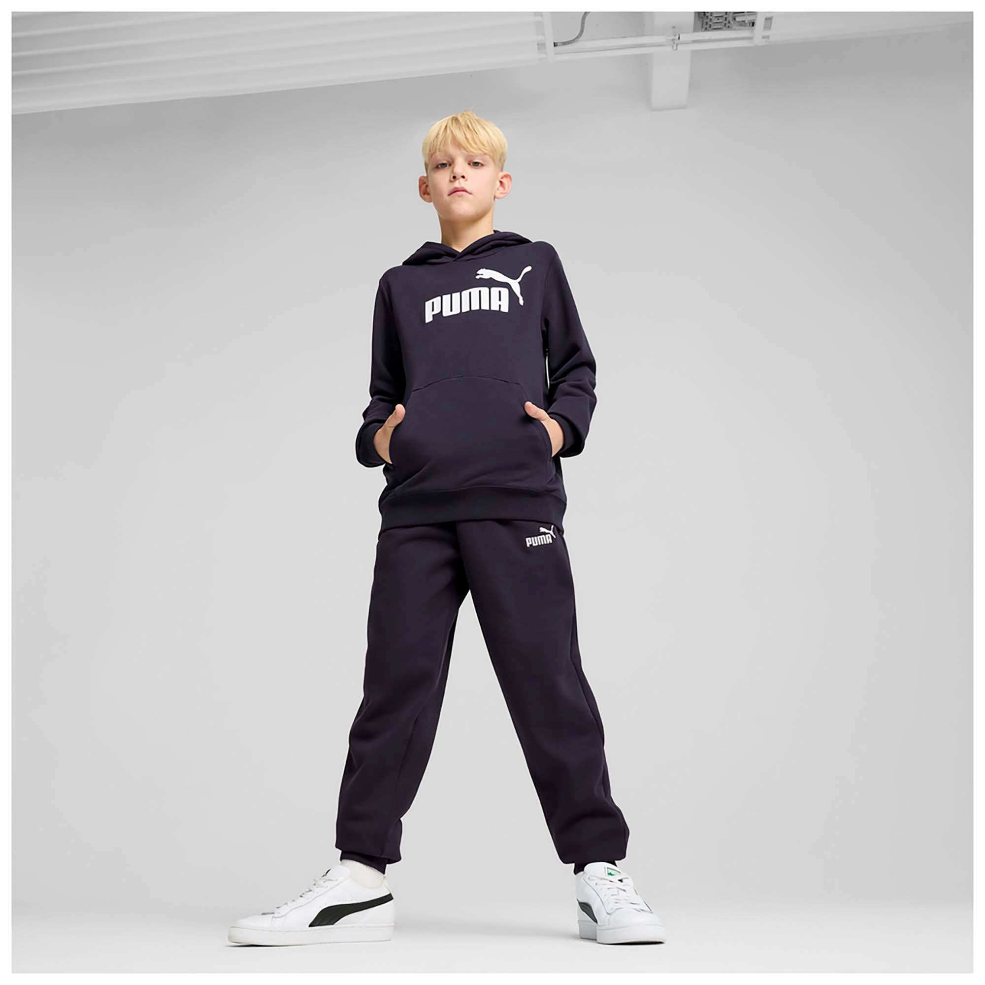 ESS_NO_1_LOGO_SWEATPANTS_FL_B_684912_16_Image_4