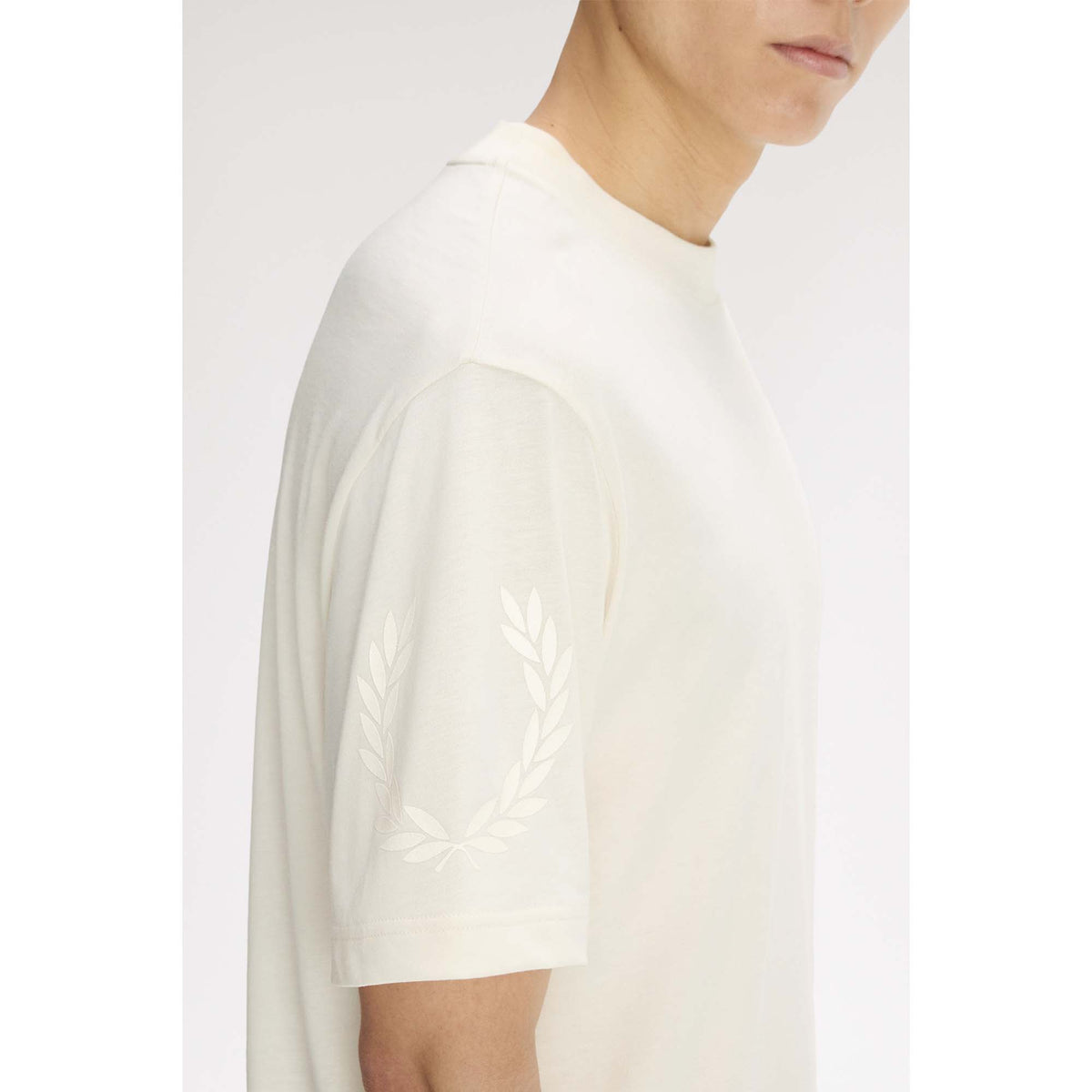 FP_REFLECTIVE_LAURELWREATH_TSHIRT_M3491_560_Image_6