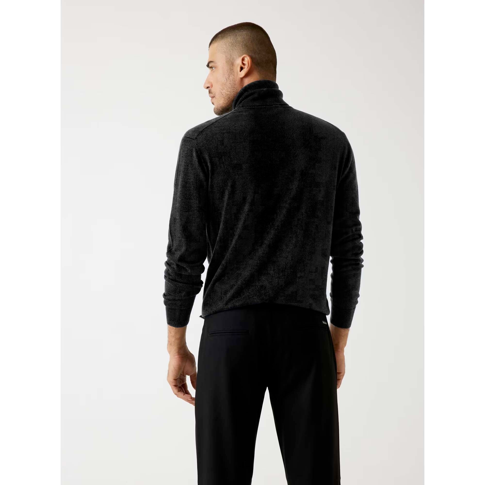 JIM_TN_SWTR_M5BR09Z0432_JBLK_Image_3