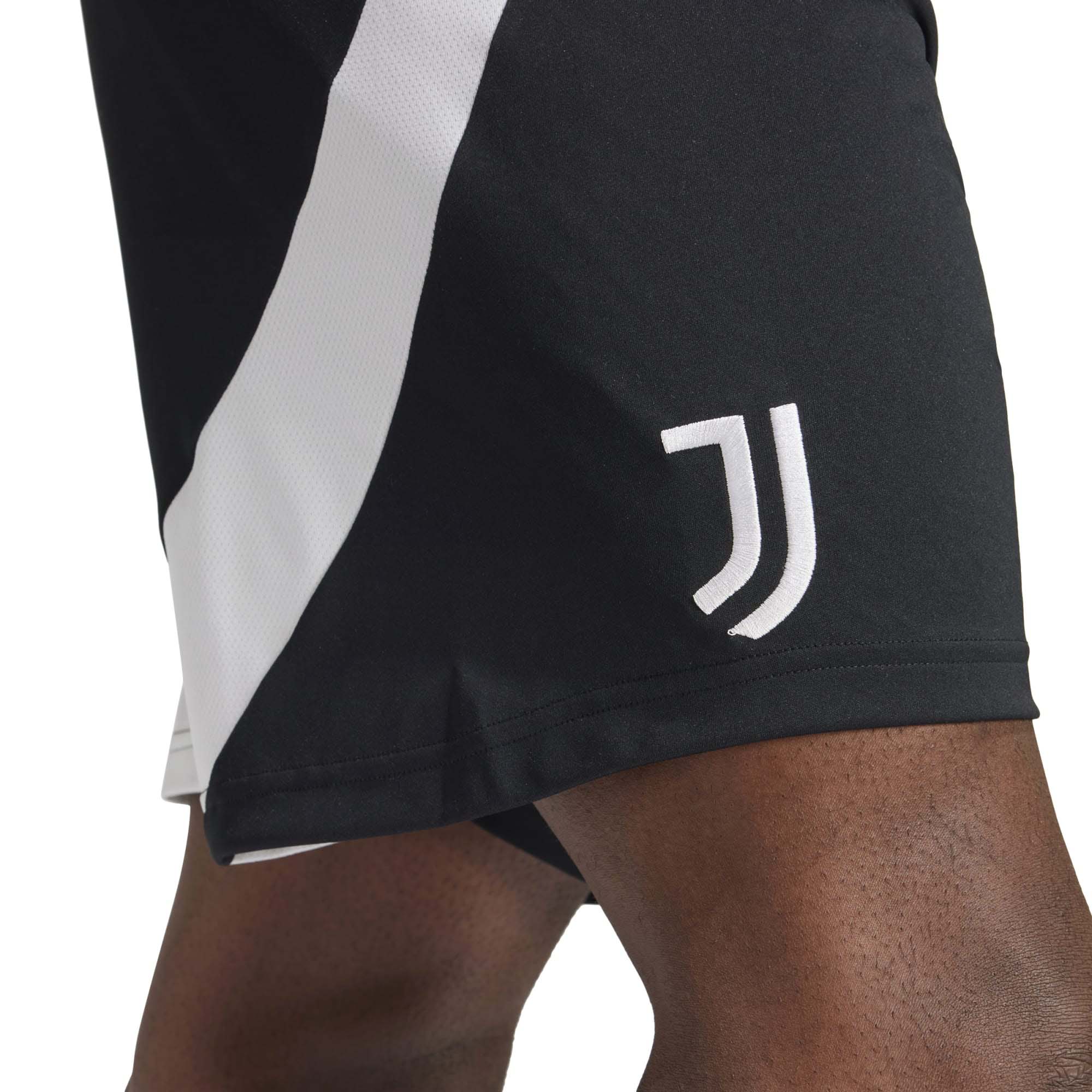 JUVE_H_SHO_IS8003_BLACKWH_Image_4