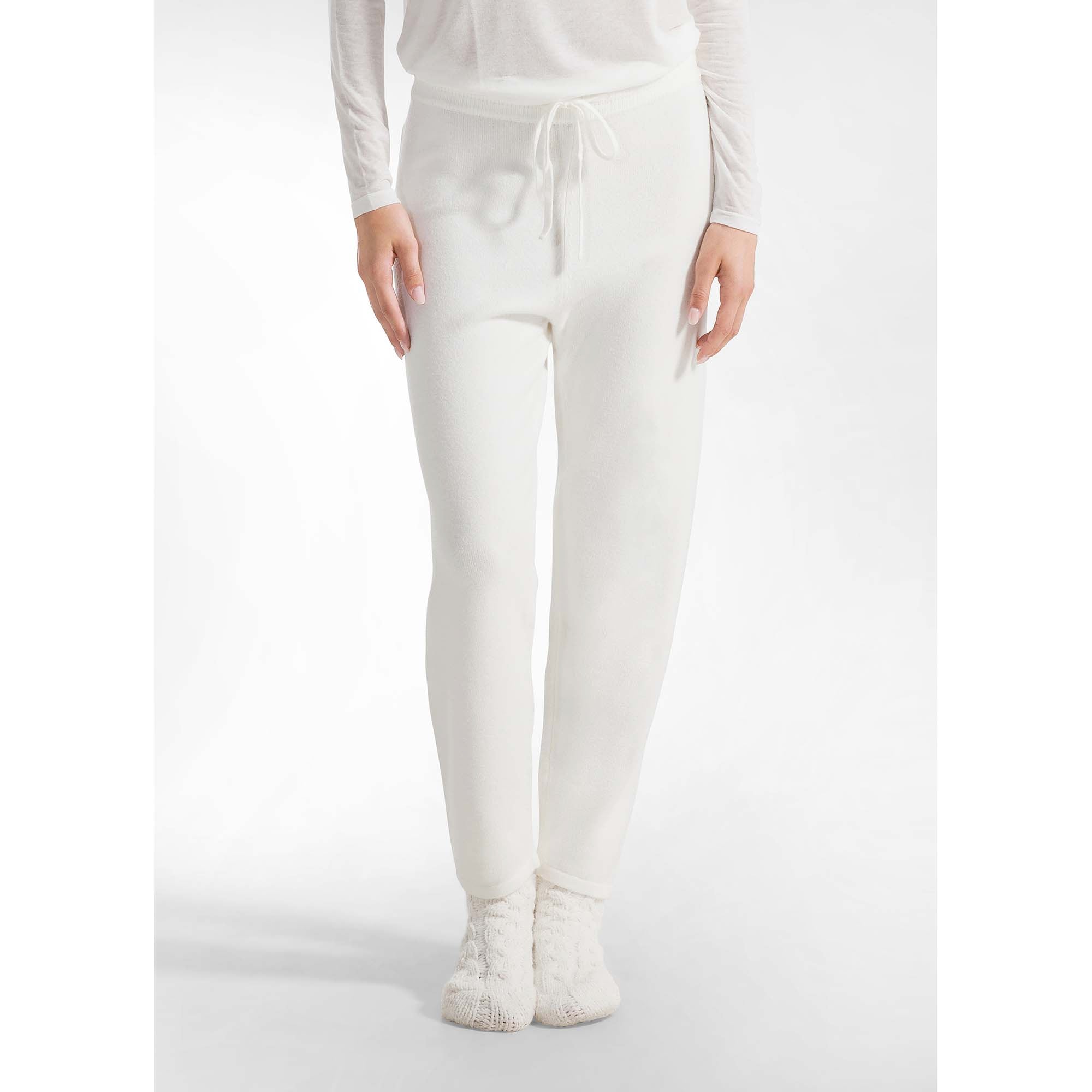 KNITTED_CARROT_PANTS_A00725_18001_Image_3