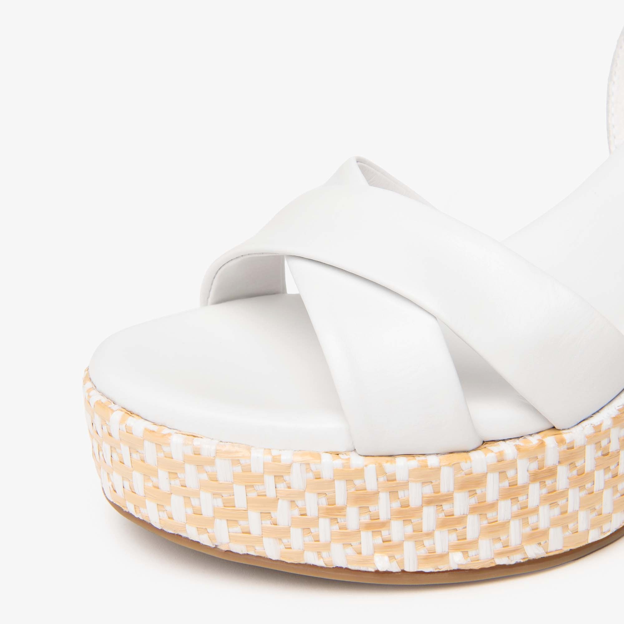 LOIRA_PUCASSOLA_P17697_RI_E616072D_707_Image_3