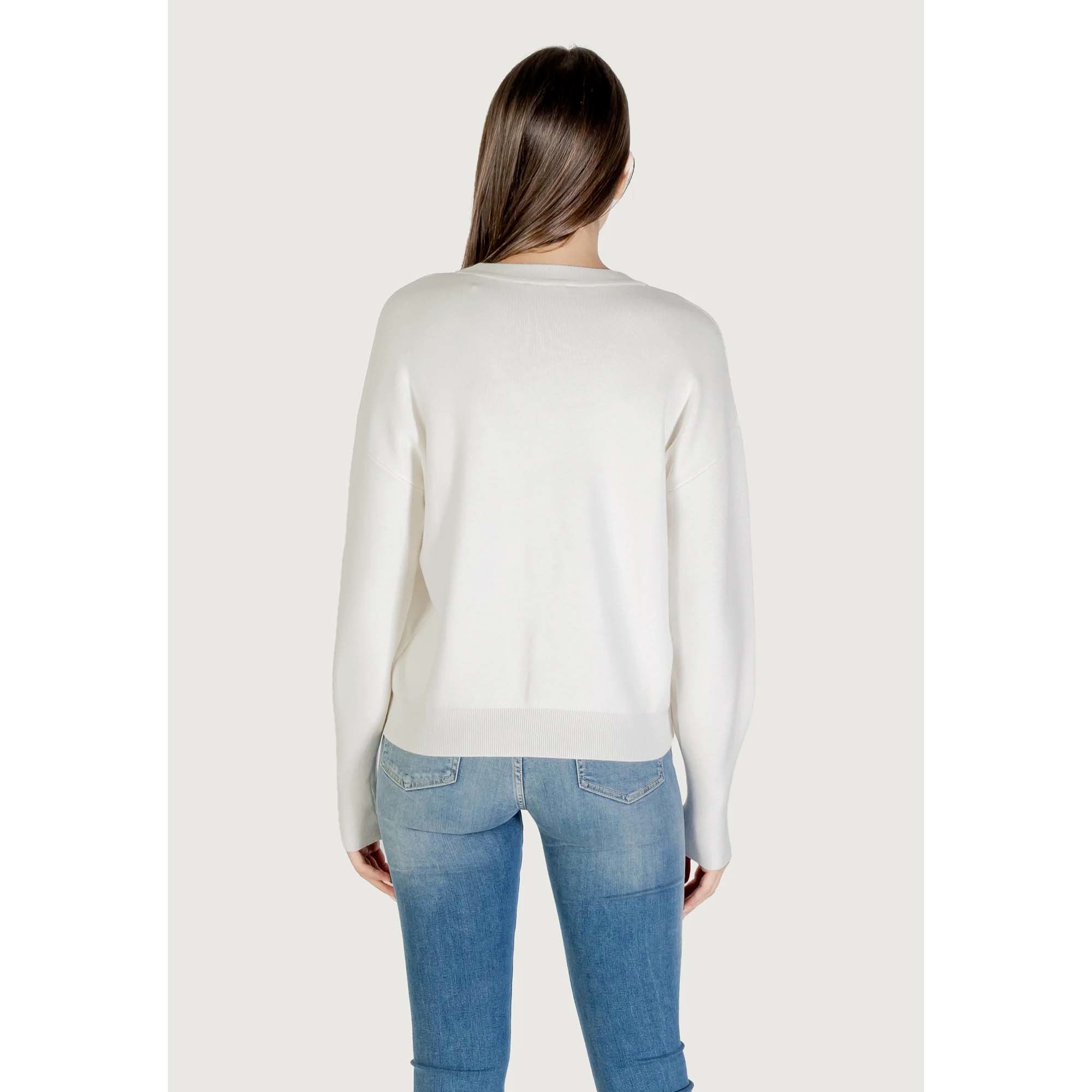 LS_CN_LEIGHTON_LOGO_SWTR_W5YR26Z26I2_G012_Image_4