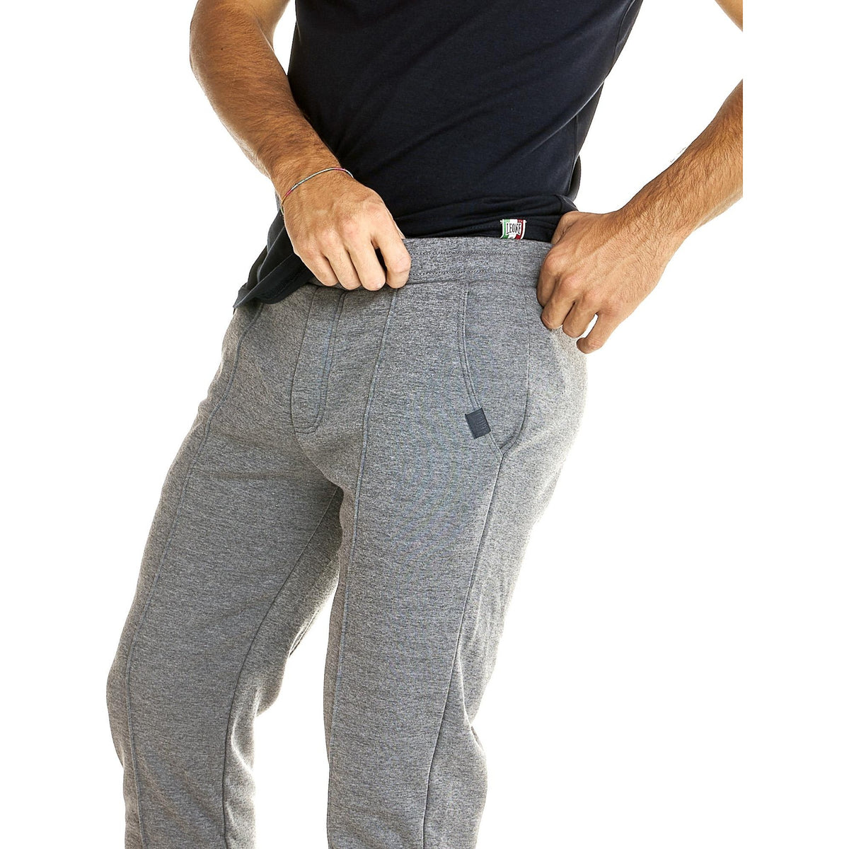 MAN_SWEATPANTS_LIFESTYLE_M5026P7F43_05_Image_6