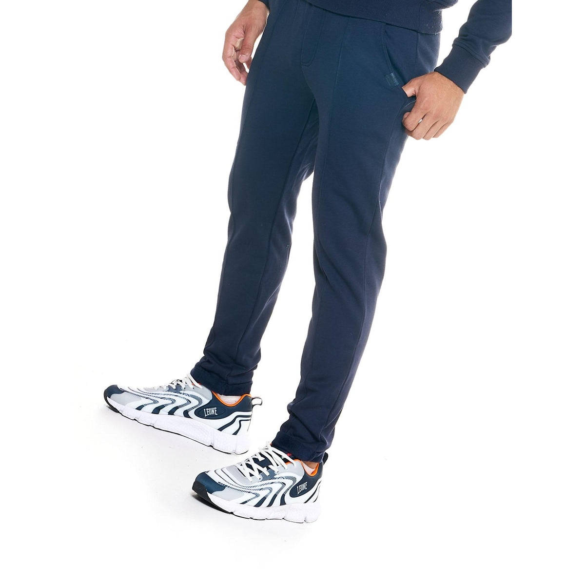 MAN_SWEATPANTS_LIFESTYLE_M5026P7F43_10_Image_6