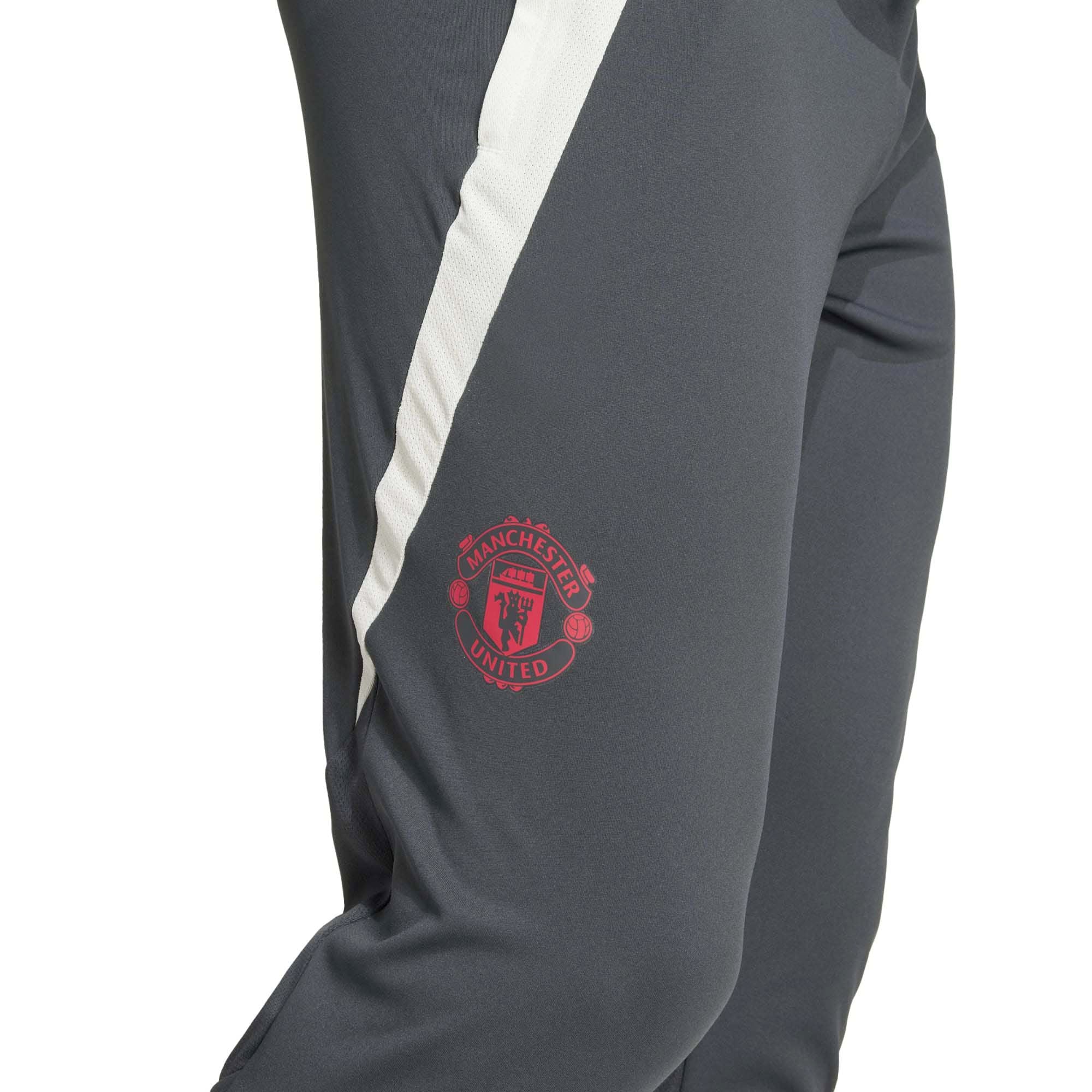 MUFC_EU_TR_PNT_IS8089_CARBON_Image_4