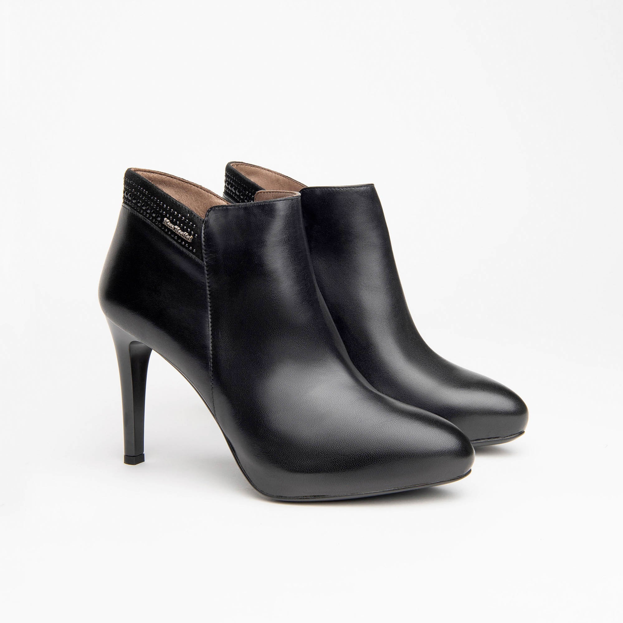 NAPPA_PANDORA_NILO_TPU_GEORGE_SCARO_NER_POLI18522_I013461DE_100_Image_2