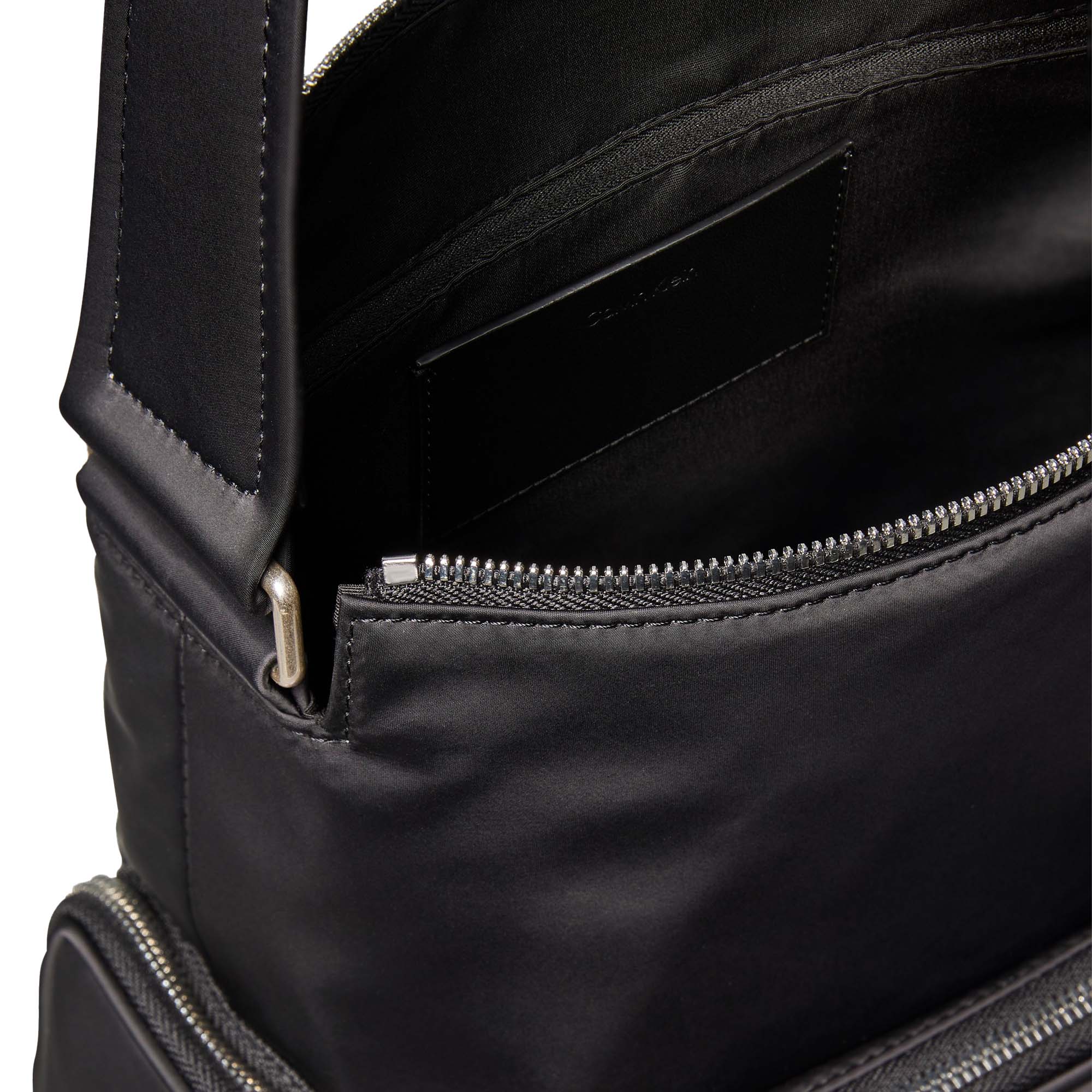 POCKET_NYLON_SATCHEL_LV04F3296G_UB1_Image_3