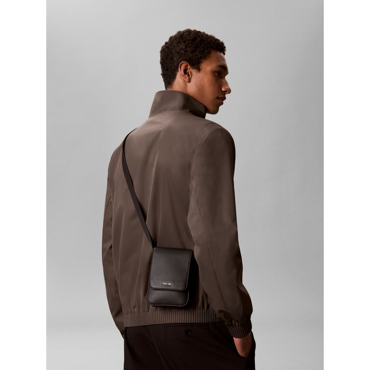 RAISED_PHONE_CROSSBODY_LV04D1226G_UB1_Image_2