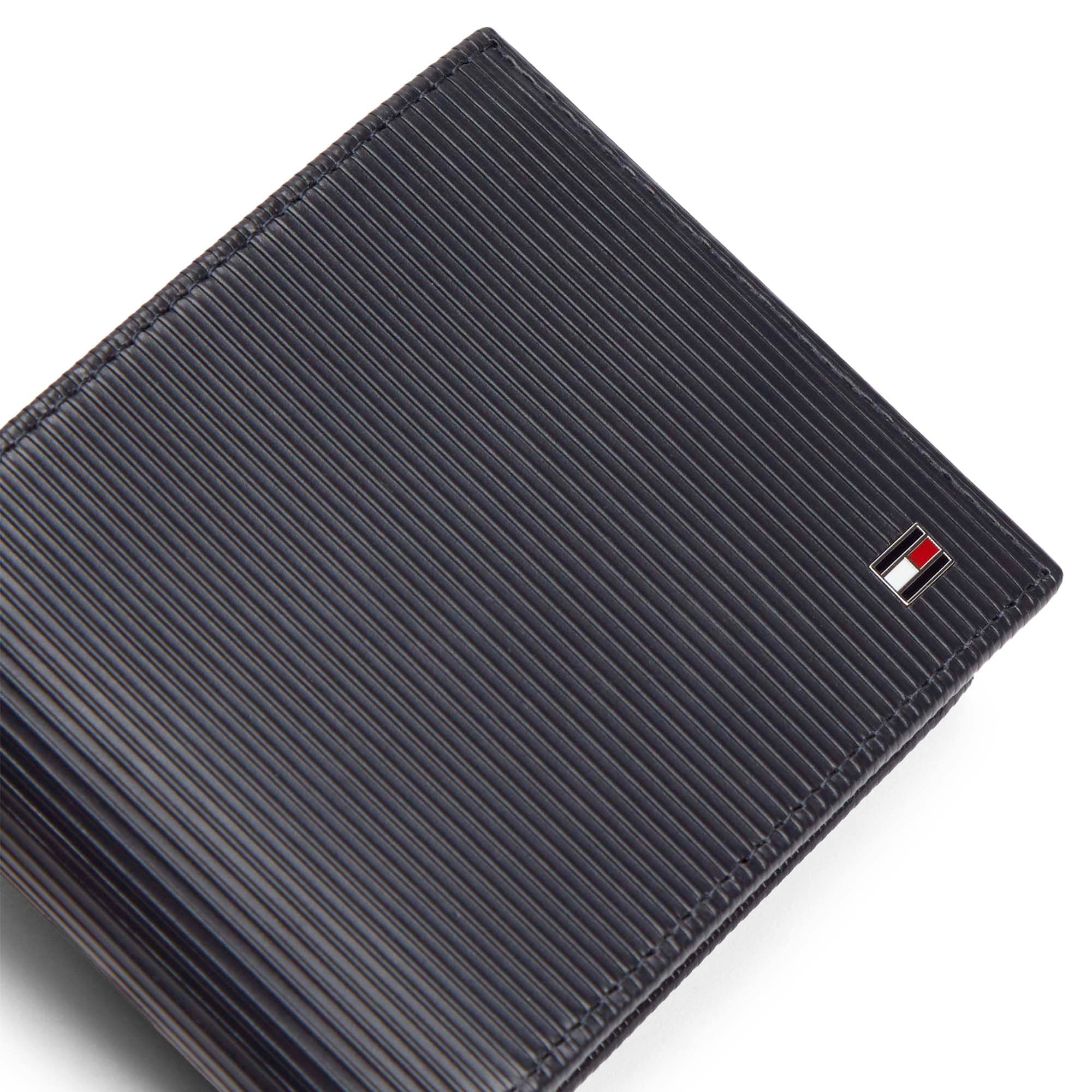 TH_FLAG_CC_FLAP_AND_COIN_AM0AM13978_DW6_Image_4