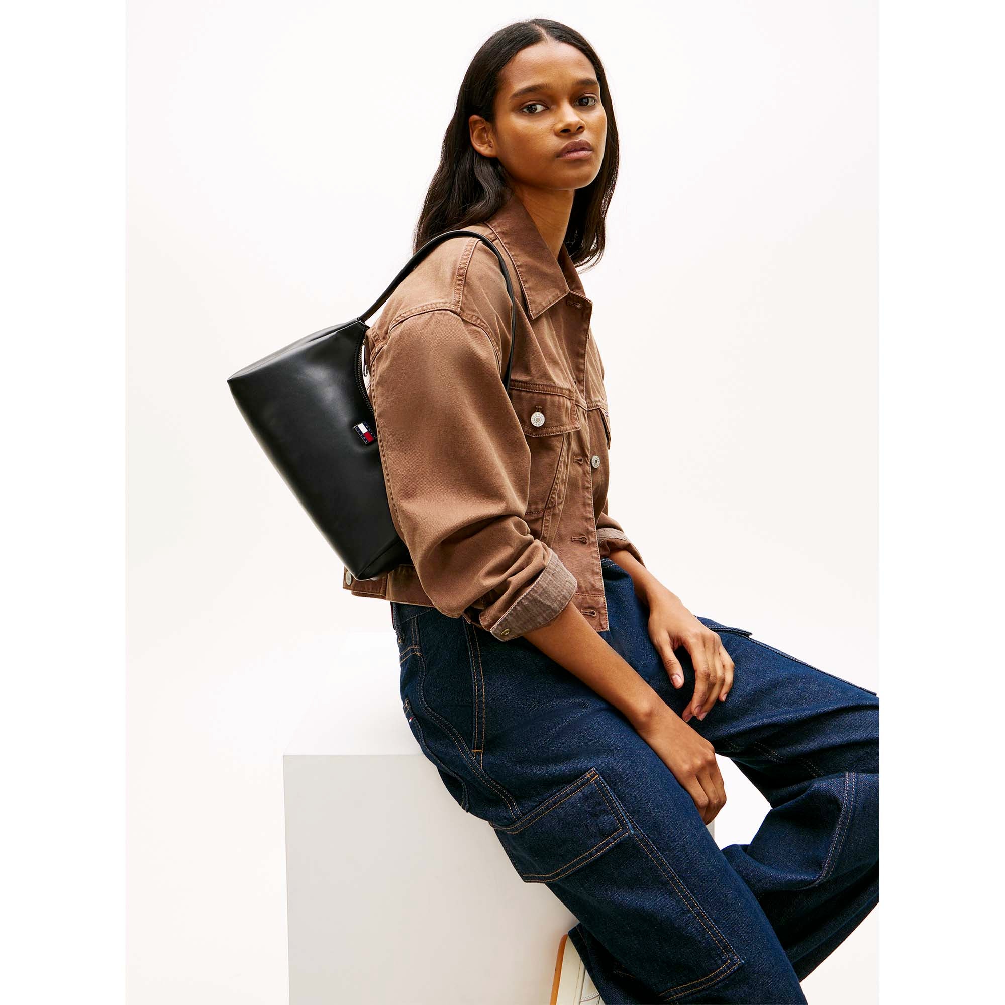 TJW_CITY_CHARM_SHOULDER_BAG_AW0AW18458_BDS_Image_5