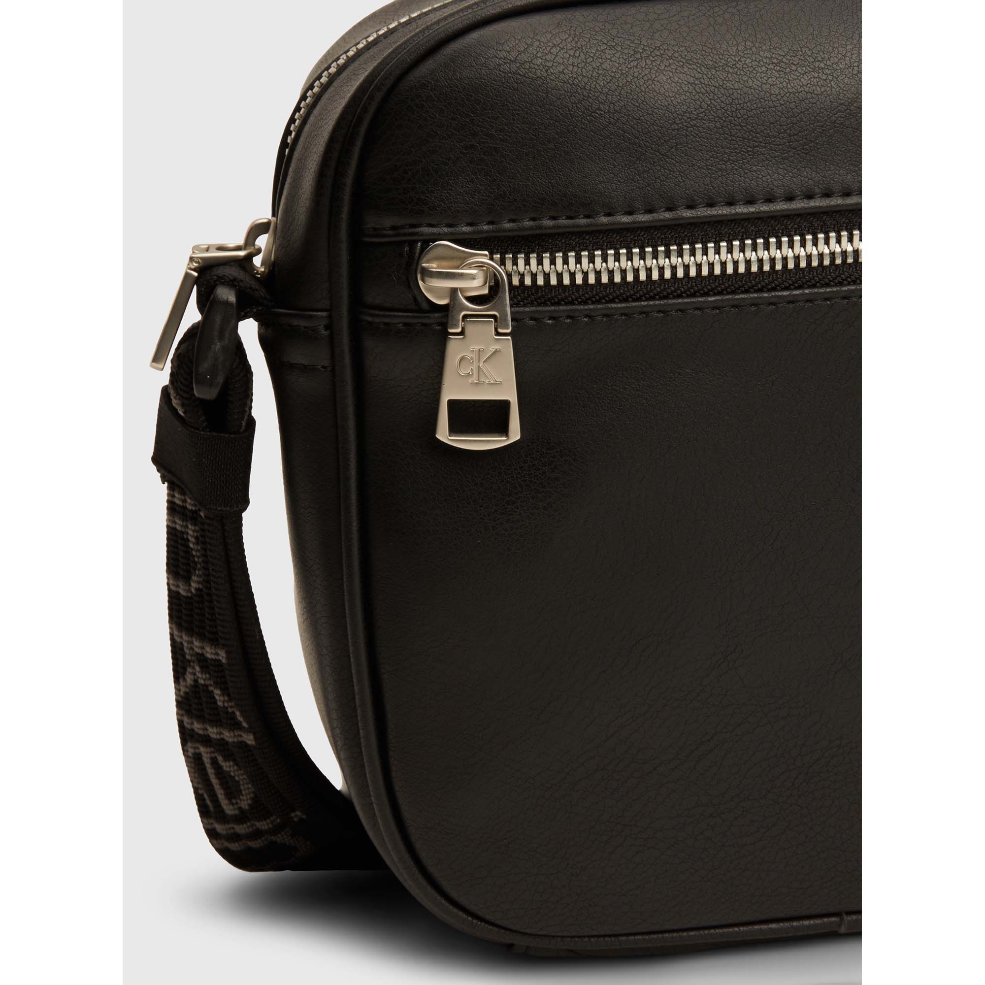 ULTRALIGHT_SQ_CAMERA_BAG18_PU_K50K511788_BEH_Image_3