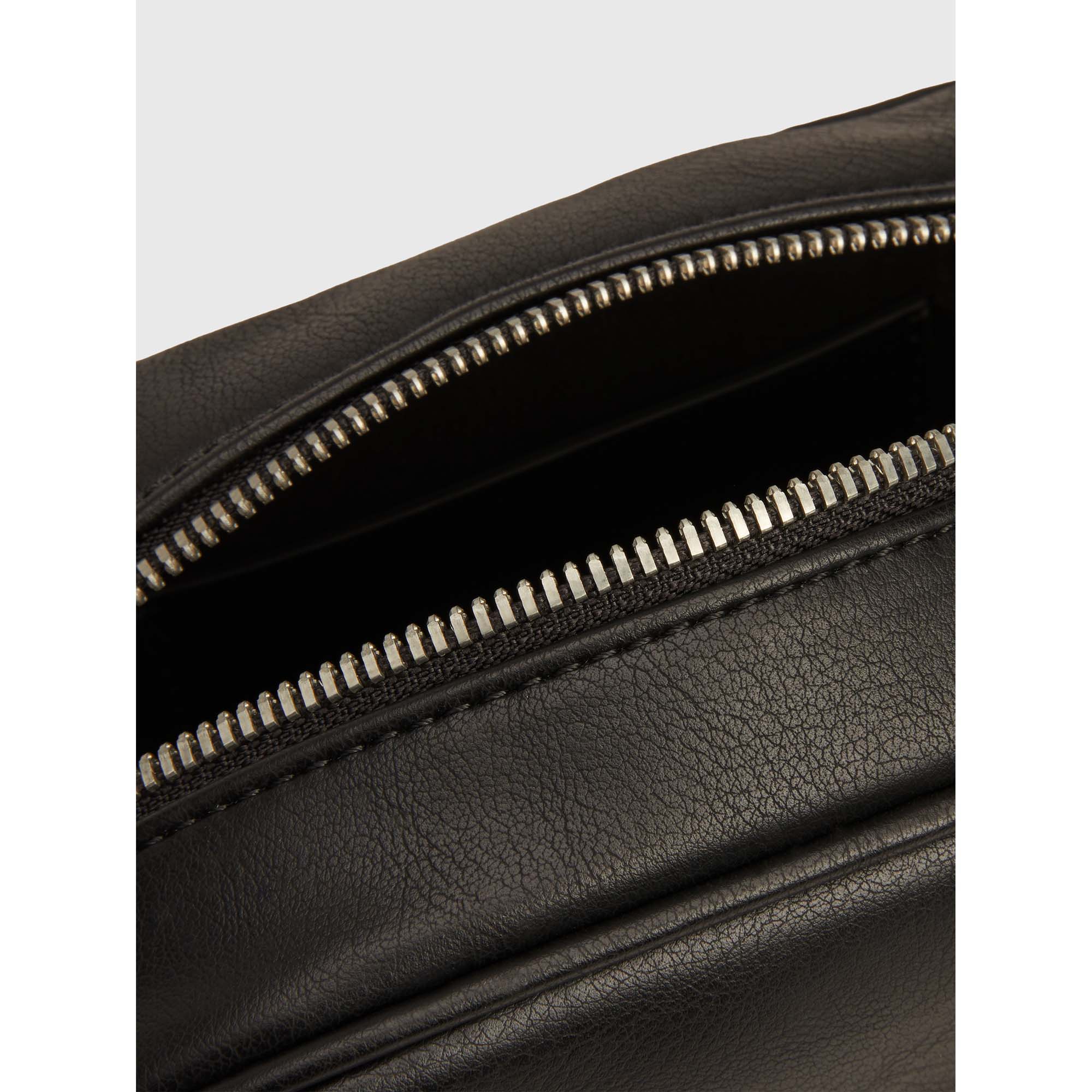 ULTRALIGHT_SQ_CAMERA_BAG18_PU_K50K511788_BEH_Image_4