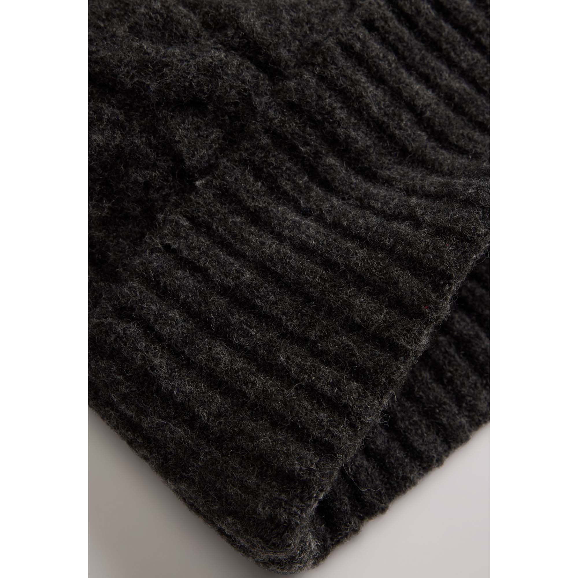 WOMENS_BACKPATCH_BEANIE_-_HOLIDAY_CABLE_004D4_0000_Image_5