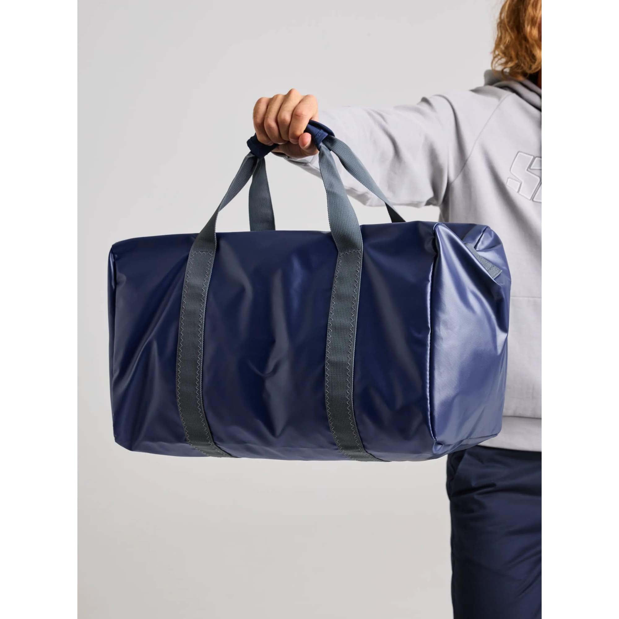 WR_DUFFLE_BAG_M_A463004S00_W12_Image_2